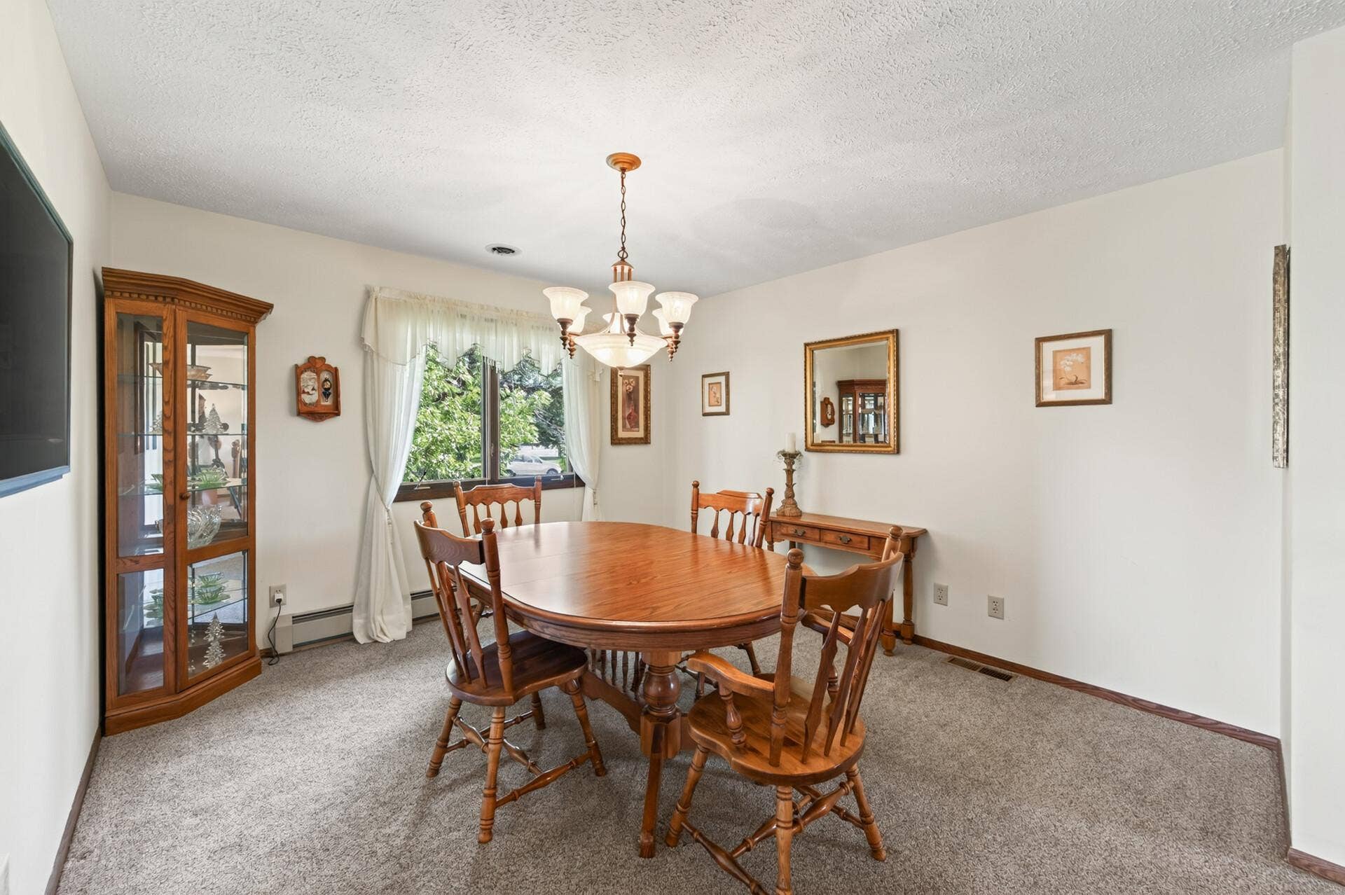 3800 101st Avenue N, Brooklyn Park, MN 55443 Formal dining room off the kitchen for the larger gatherings.