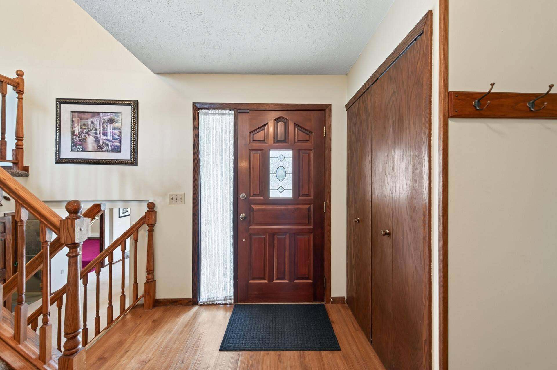 3800 101st Avenue N, Brooklyn Park, MN 55443 Large foyer offers a nice wood entrance door, easy care laminate floor and double door entry closet.