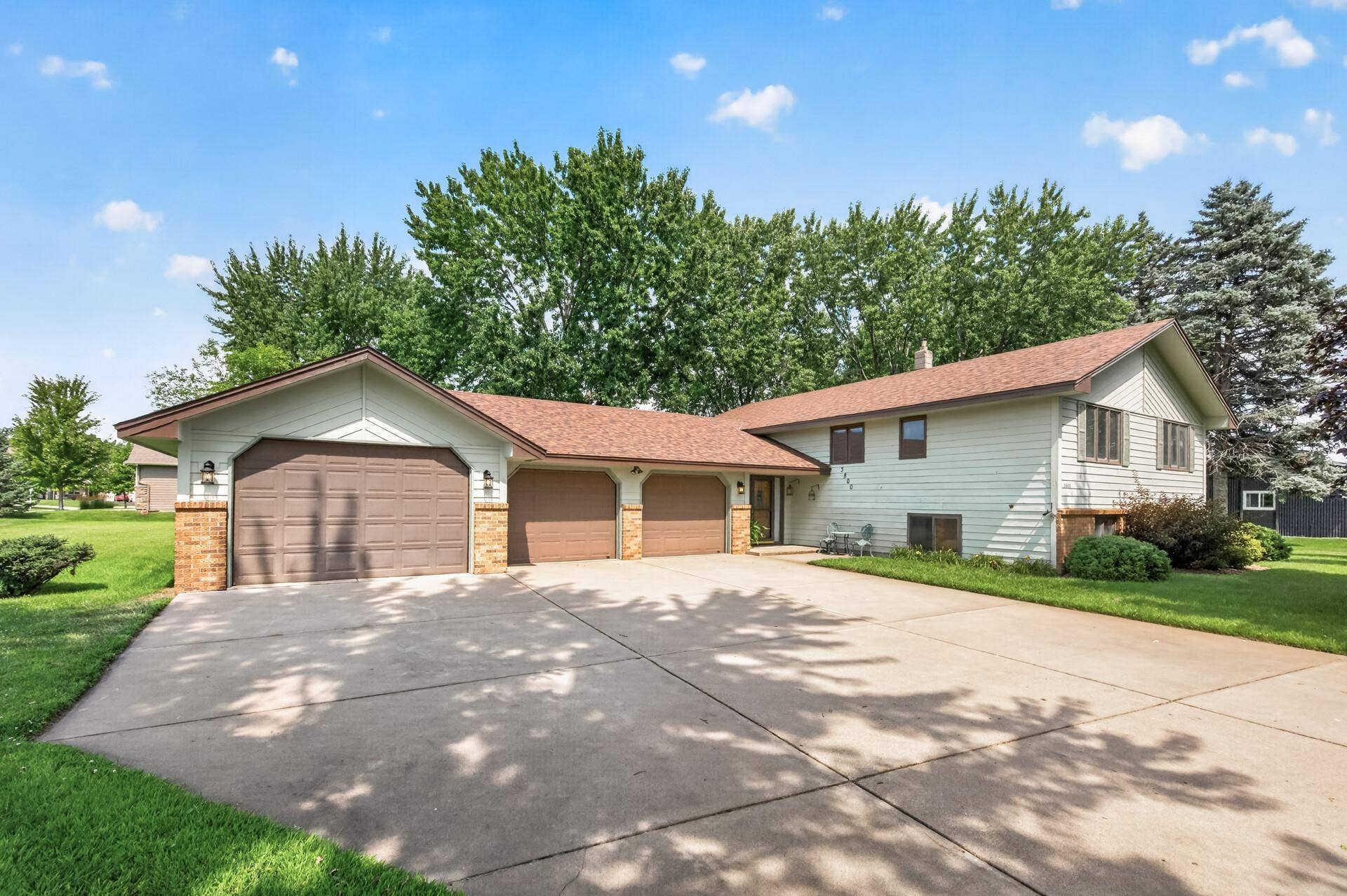 3800 101st Avenue N, Brooklyn Park, MN 55443 Welcome to 3800 101st Ave N this well maintained home offers 5 Bedrooms, 2 baths and 2600 square feet finished.