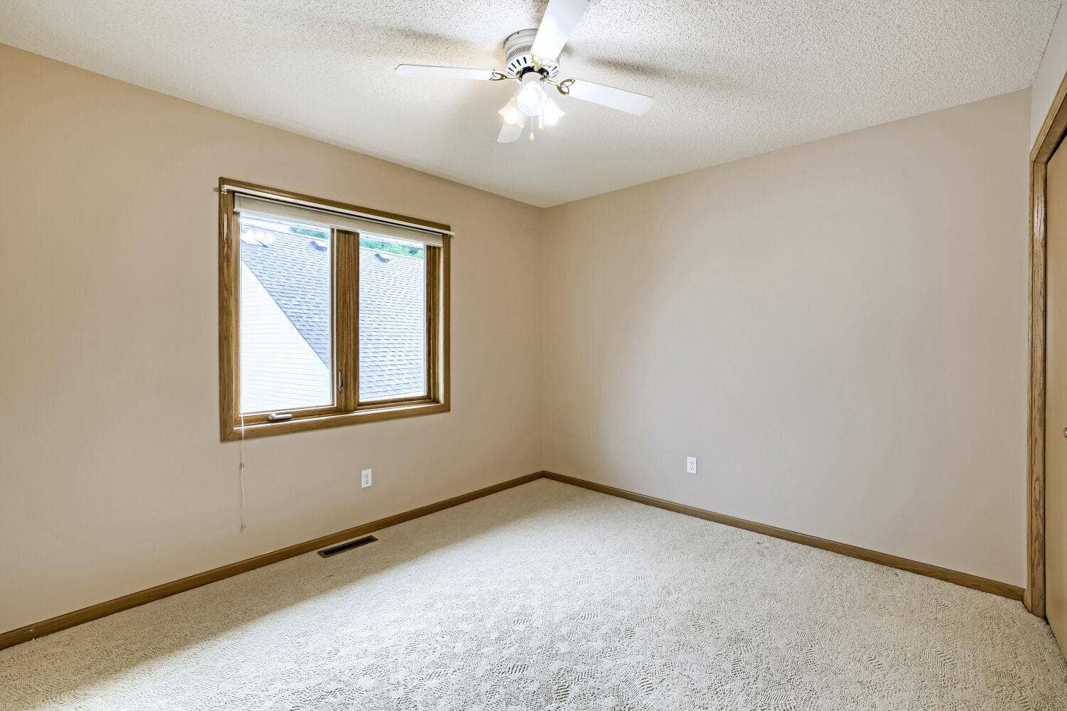 1119 Bonnieview Drive, Woodbury, MN 55129 1119 Bonnieview Drive, Woodbury, MN 55129