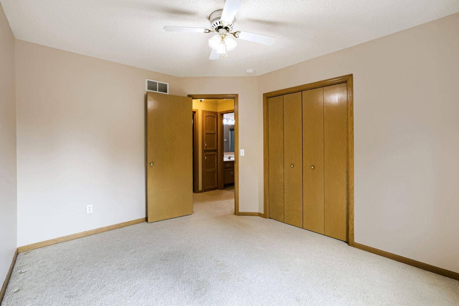 1119 Bonnieview Drive, Woodbury, MN 55129 1119 Bonnieview Drive, Woodbury, MN 55129