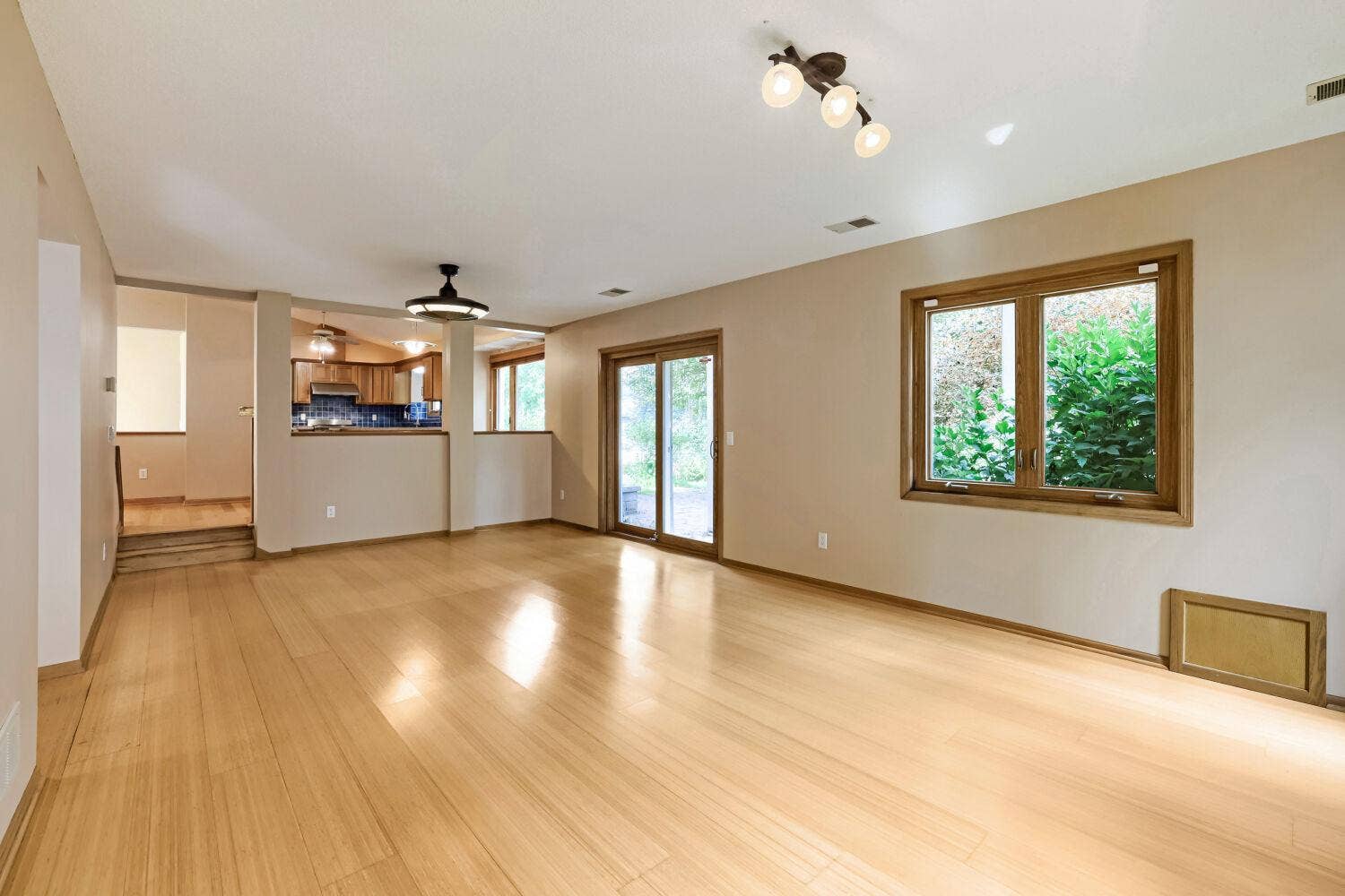 1119 Bonnieview Drive, Woodbury, MN 55129 1119 Bonnieview Drive, Woodbury, MN 55129