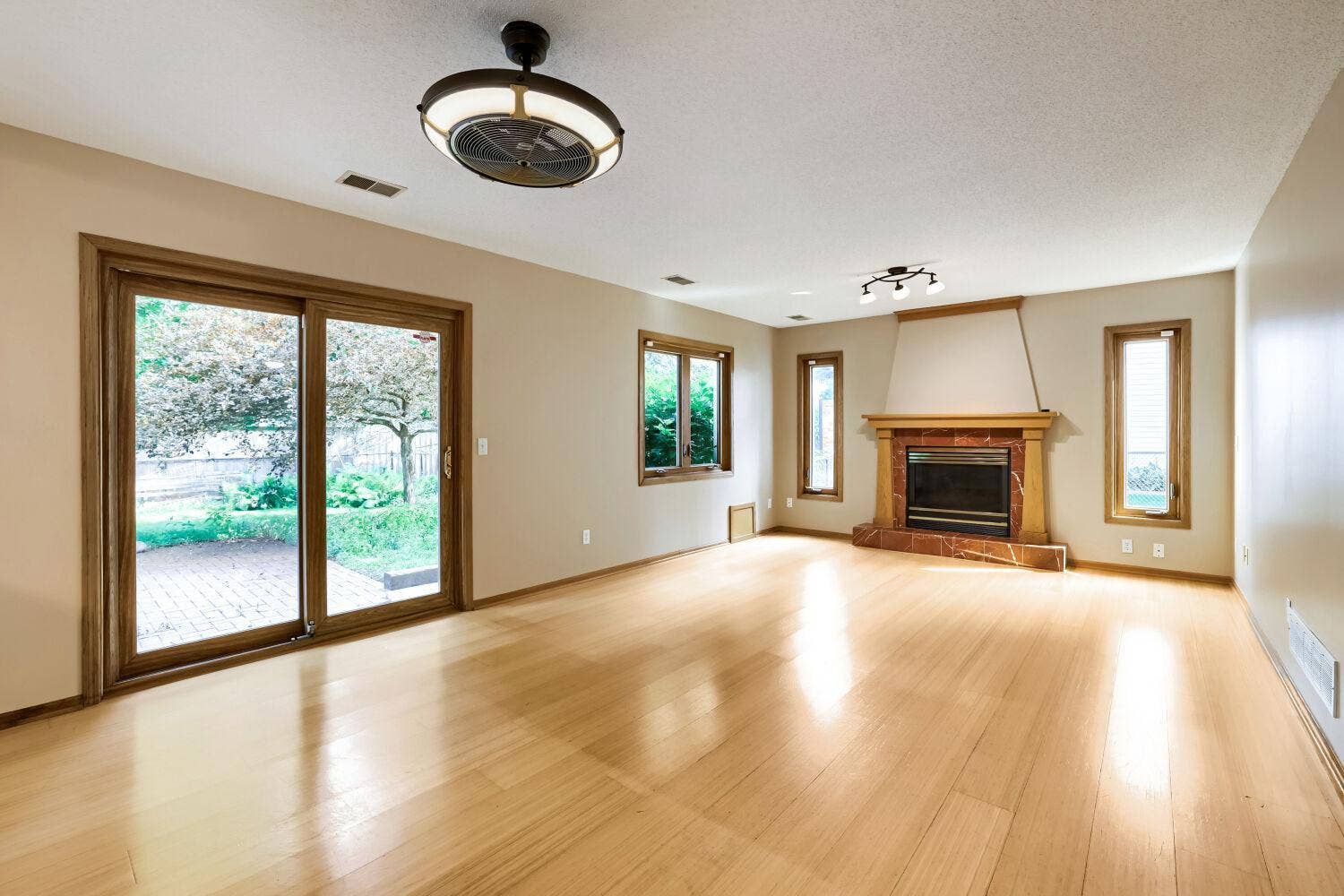 1119 Bonnieview Drive, Woodbury, MN 55129 1119 Bonnieview Drive, Woodbury, MN 55129