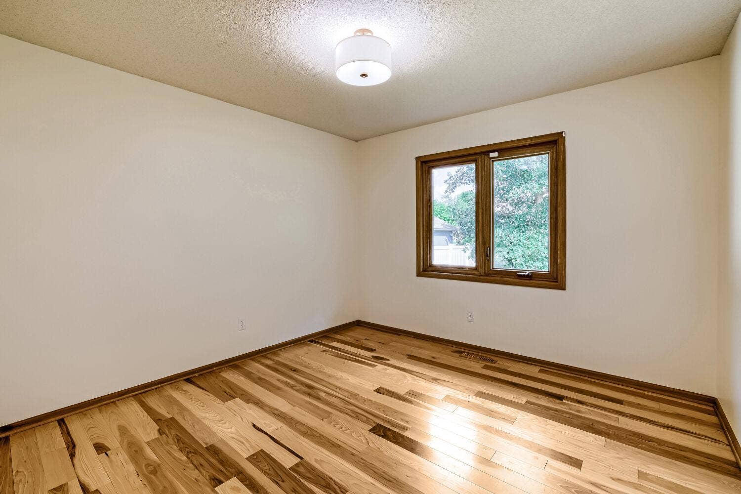 1119 Bonnieview Drive, Woodbury, MN 55129 1119 Bonnieview Drive, Woodbury, MN 55129