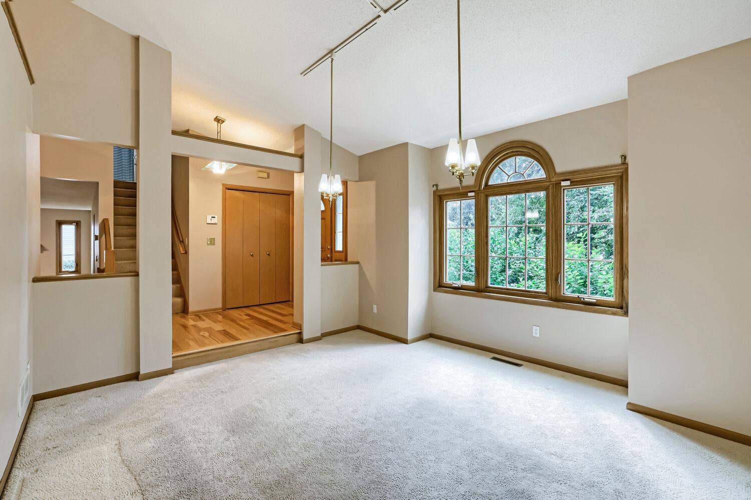 1119 Bonnieview Drive, Woodbury, MN 55129 1119 Bonnieview Drive, Woodbury, MN 55129