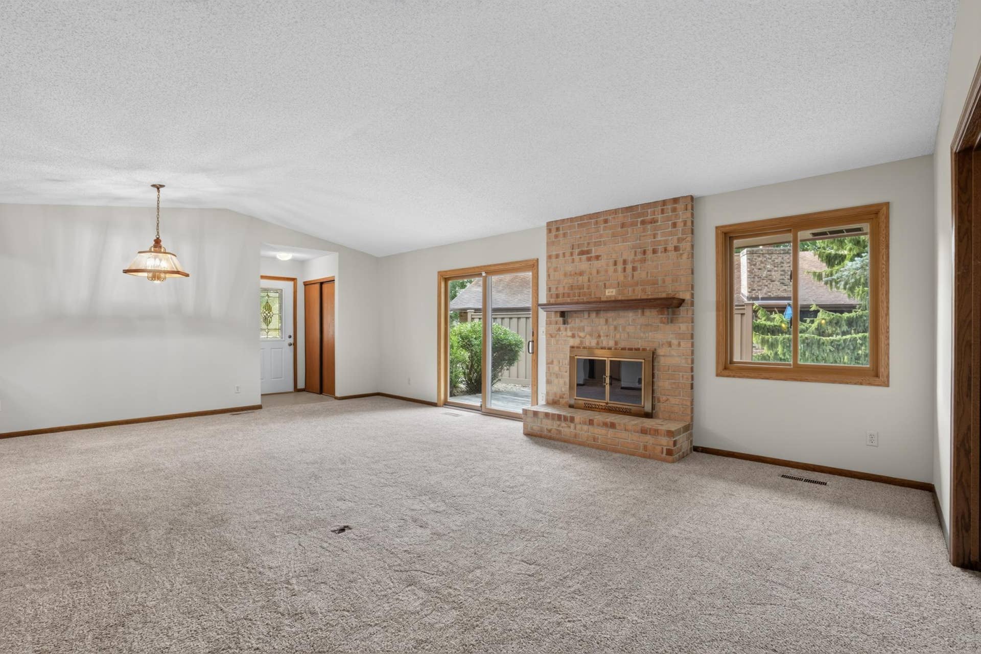 7055 Robinwood Trail, Woodbury, MN 55125 8_00008_7055_robinwood.jpg