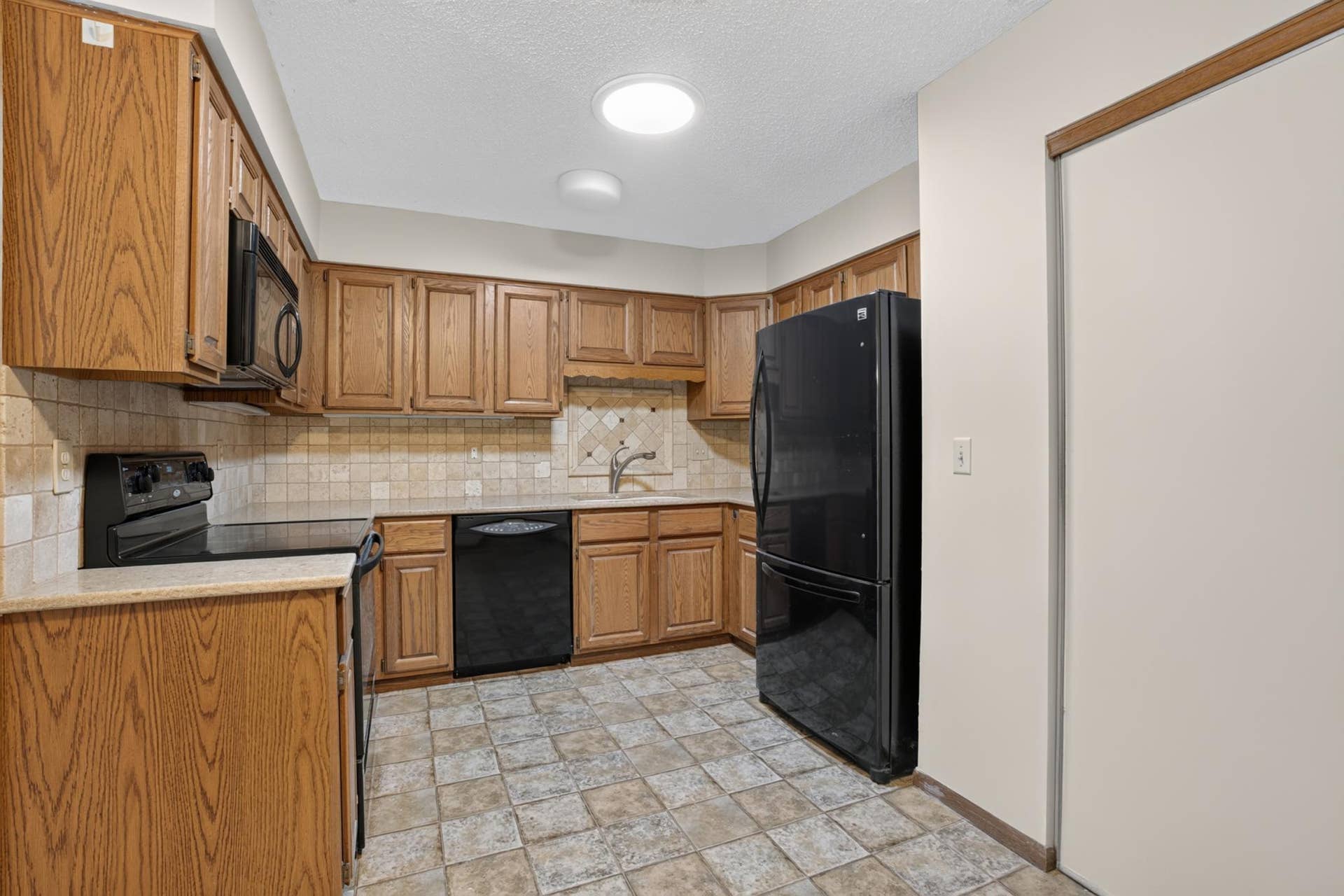 7055 Robinwood Trail, Woodbury, MN 55125 Spacious kitchen