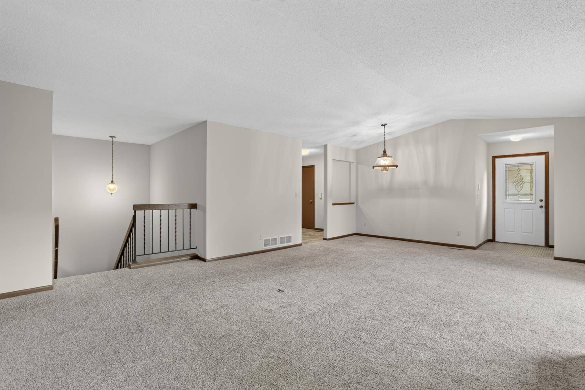 7055 Robinwood Trail, Woodbury, MN 55125 Large main level living space