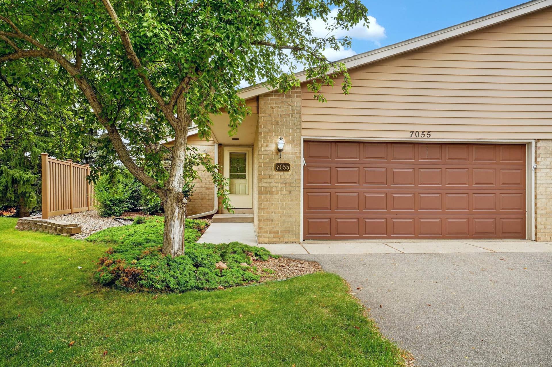 7055 Robinwood Trail, Woodbury, MN 55125 Welcome to 7055 Robinwood Trail!