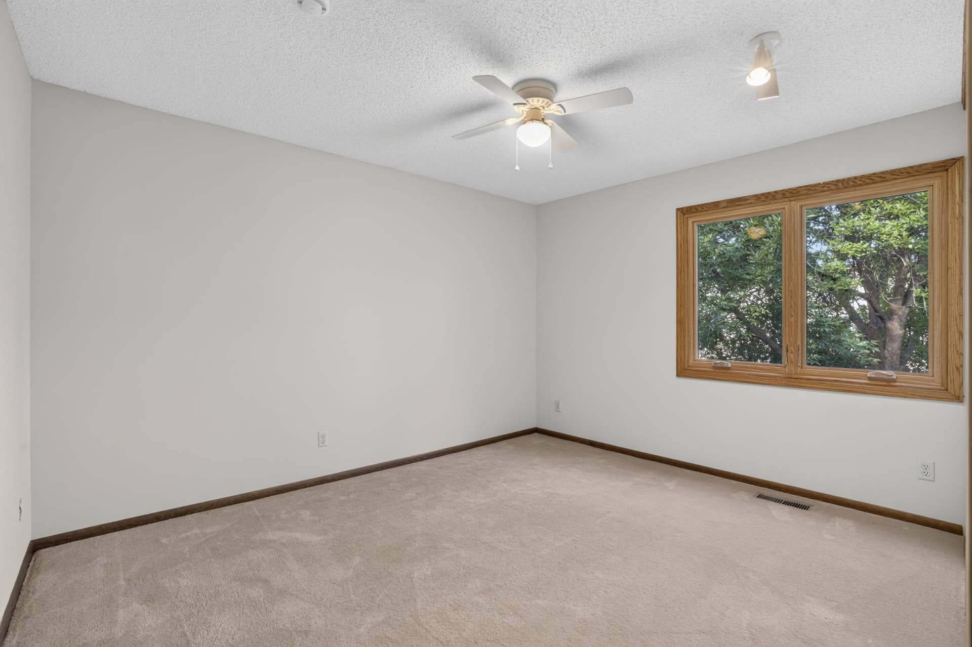 7055 Robinwood Trail, Woodbury, MN 55125 Main Level 2nd bedroom