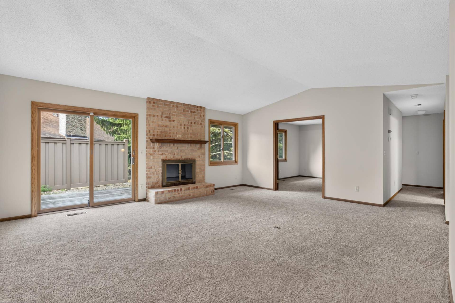 7055 Robinwood Trail, Woodbury, MN 55125 11_00011_7055_robinwood.jpg