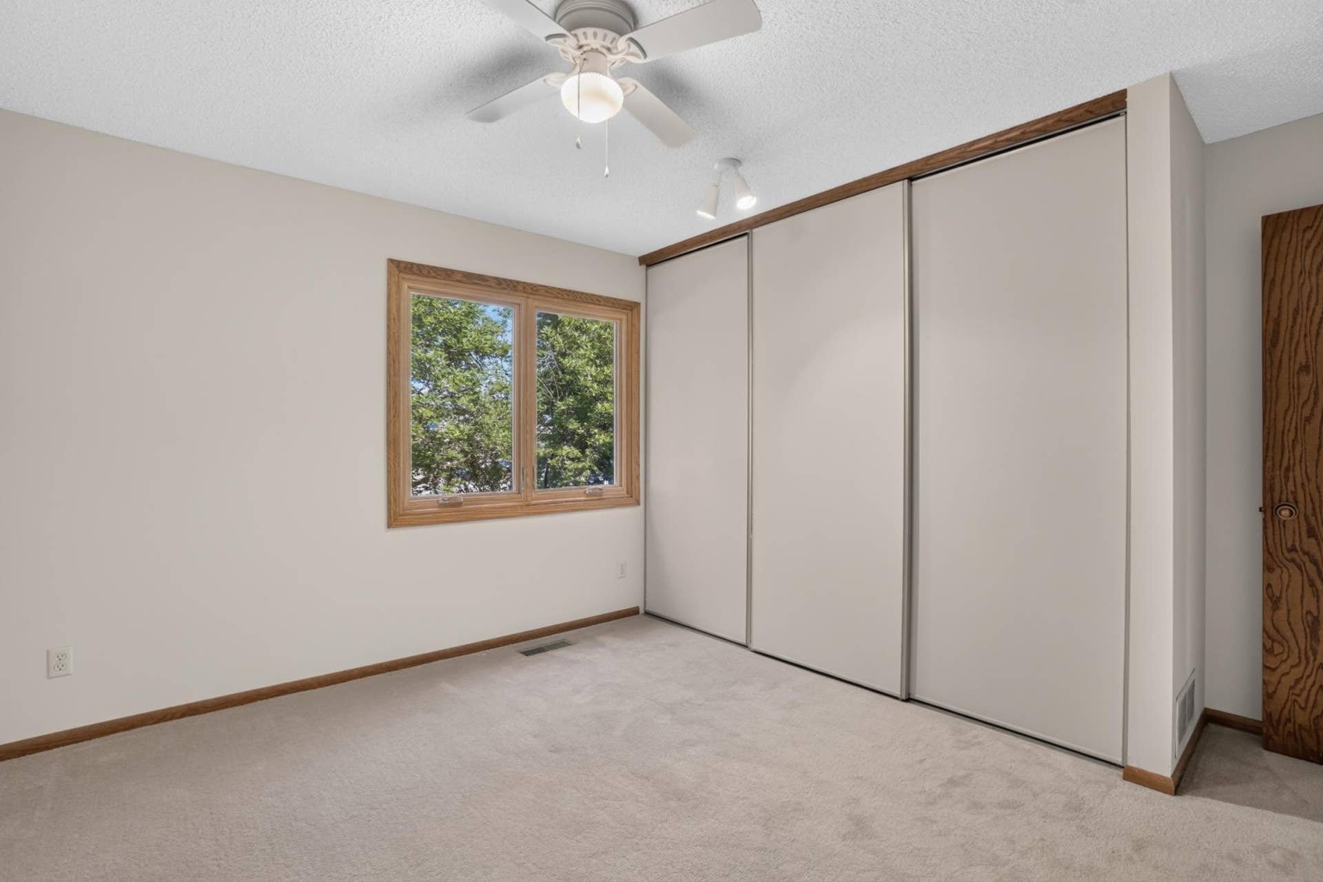 7055 Robinwood Trail, Woodbury, MN 55125 18_00018_7055_robinwood.jpg