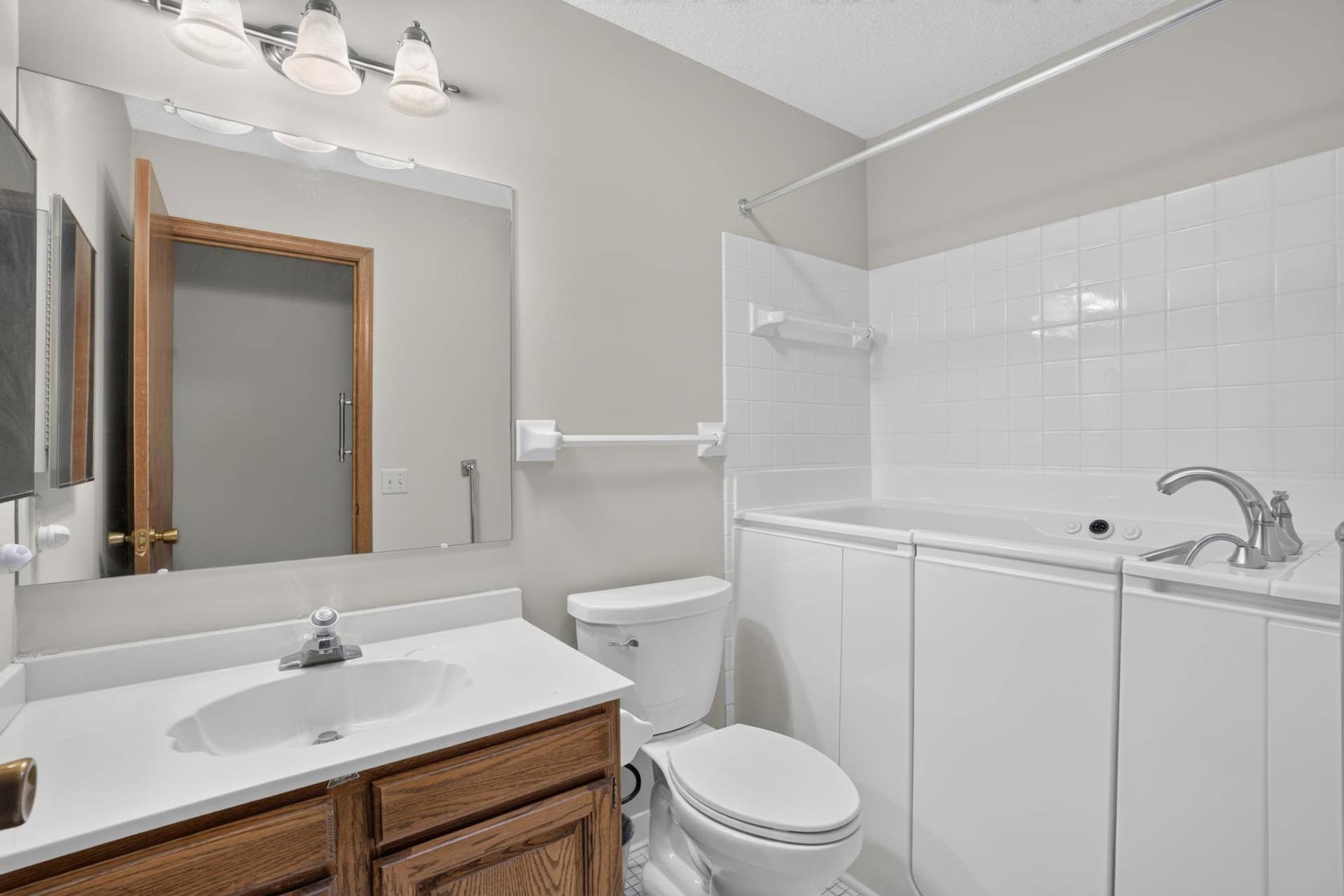 7055 Robinwood Trail, Woodbury, MN 55125 Main floor bath