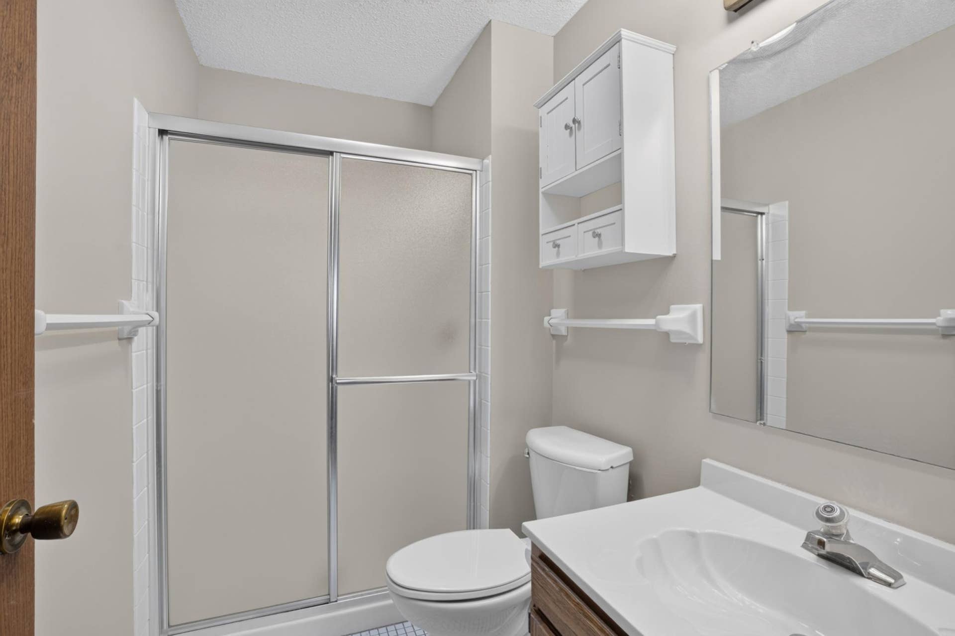7055 Robinwood Trail, Woodbury, MN 55125 Private Primary Bath