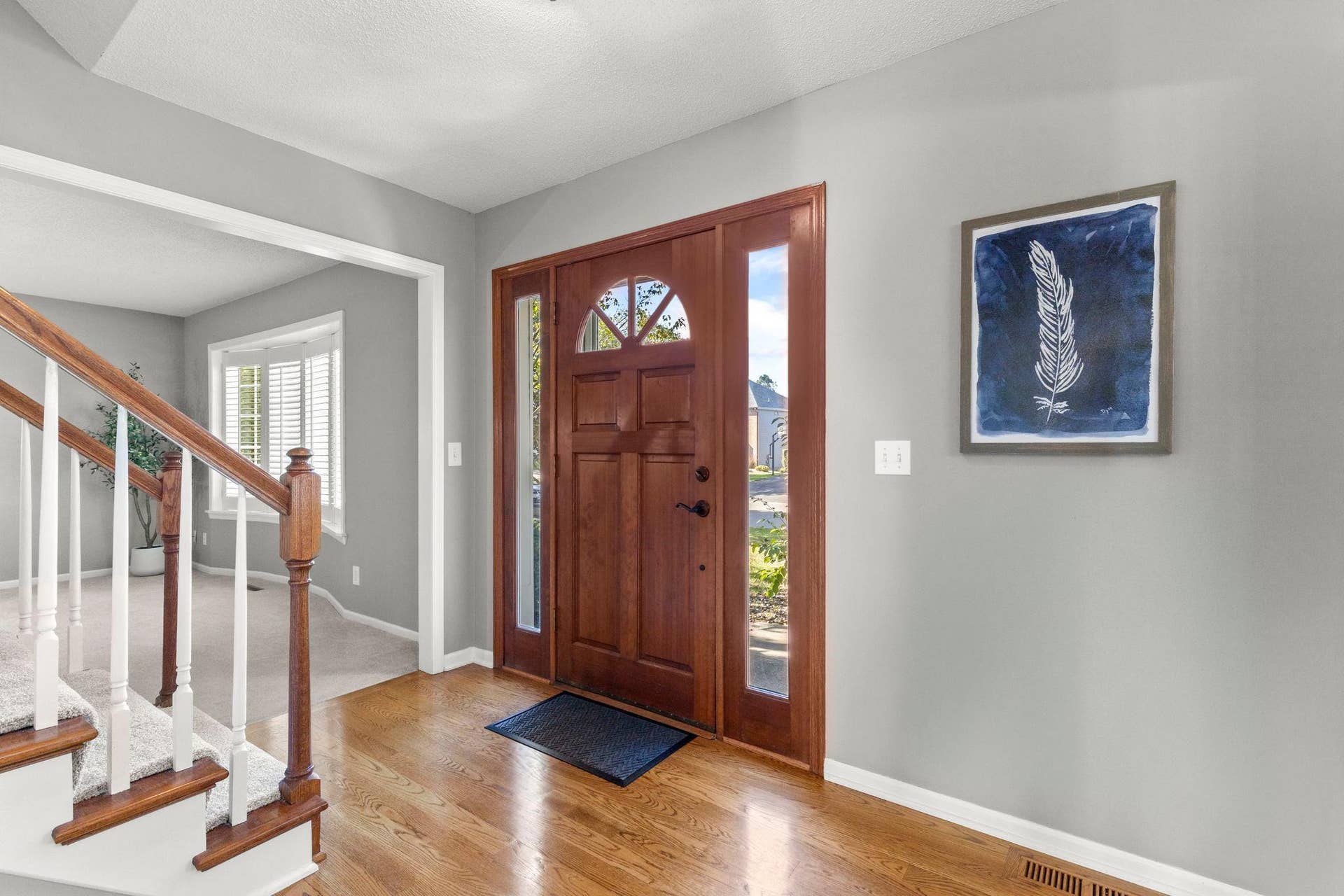 3563 Rae Lane, Woodbury, MN 55125 Let's head back to the main entry