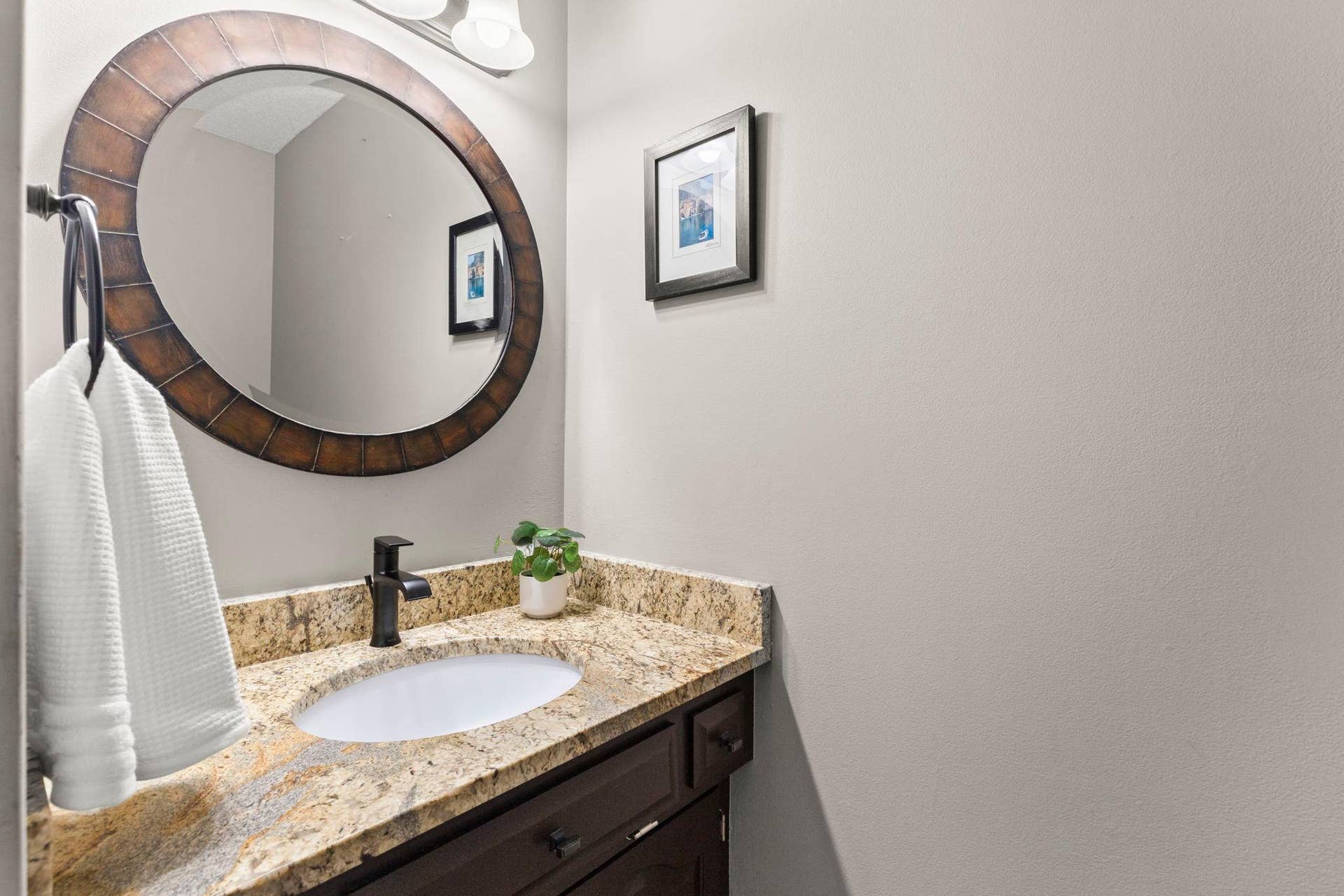 3563 Rae Lane, Woodbury, MN 55125 Main floor half bath