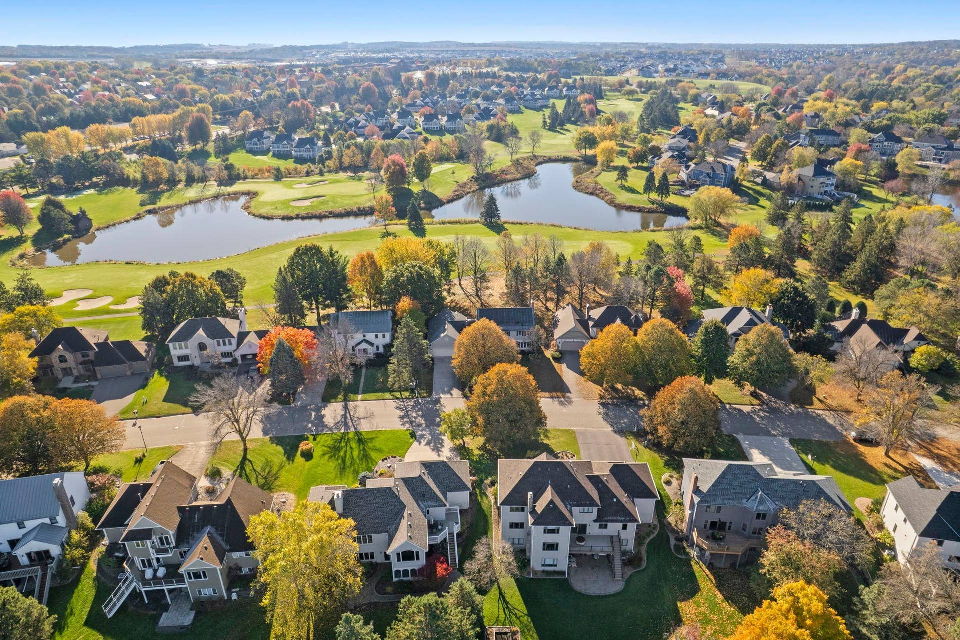 3563 Rae Lane, Woodbury, MN 55125 Nestled along Prestwick Golf Course