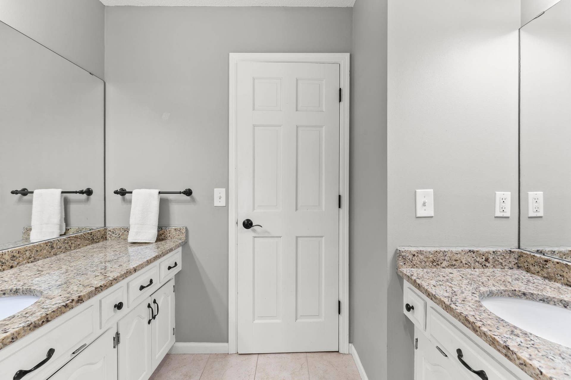 3563 Rae Lane, Woodbury, MN 55125 Dual sinks!