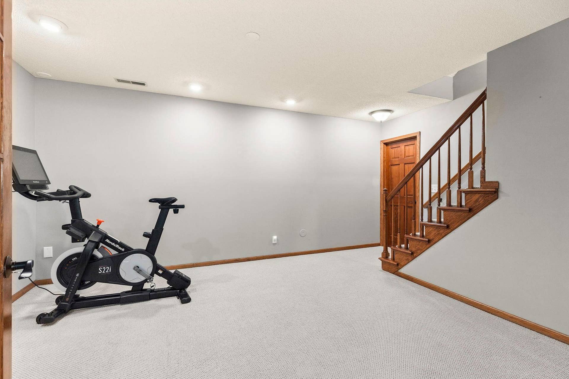 3563 Rae Lane, Woodbury, MN 55125 Now to the Lower Level!