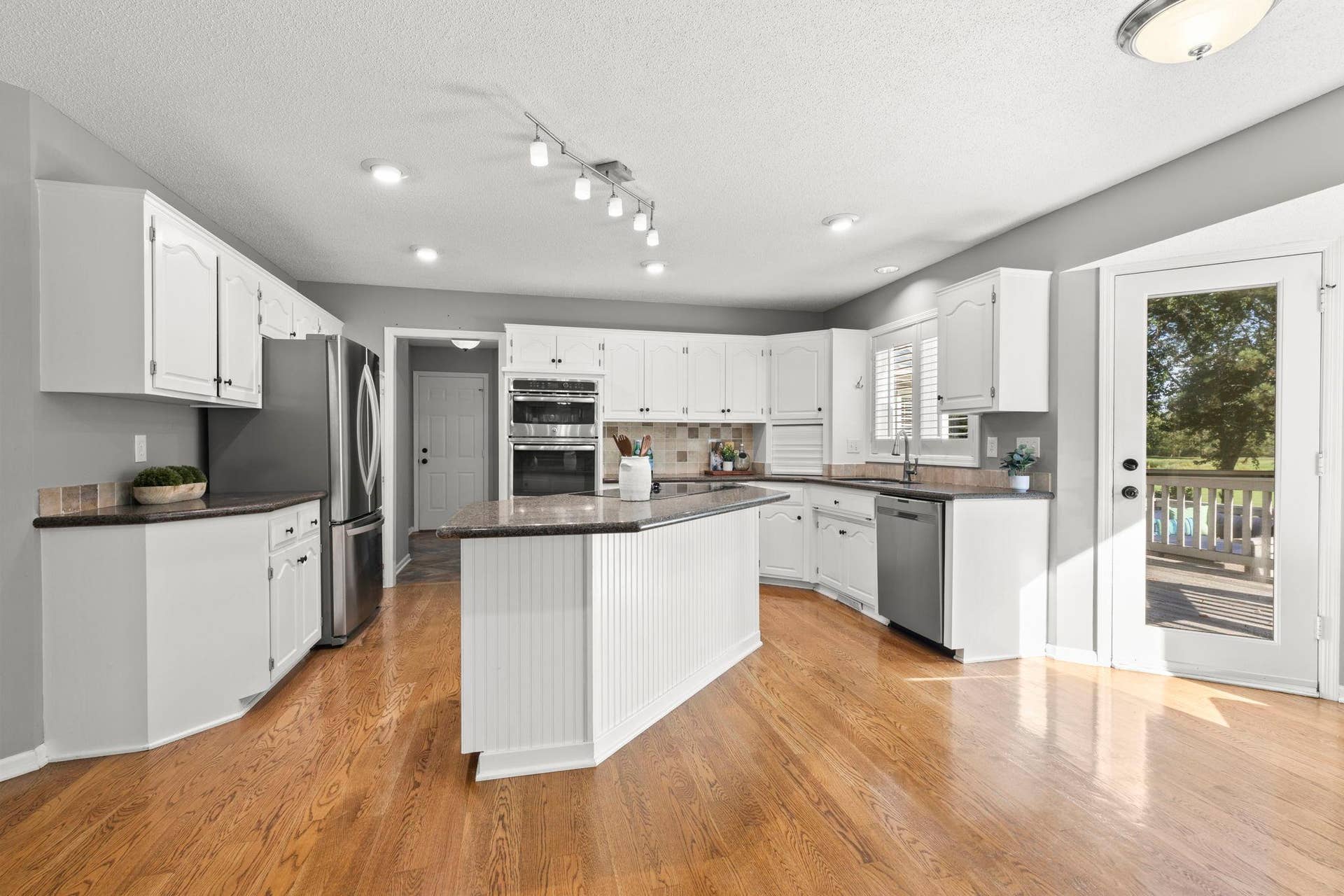 3563 Rae Lane, Woodbury, MN 55125 Open and bright kitchen with large island