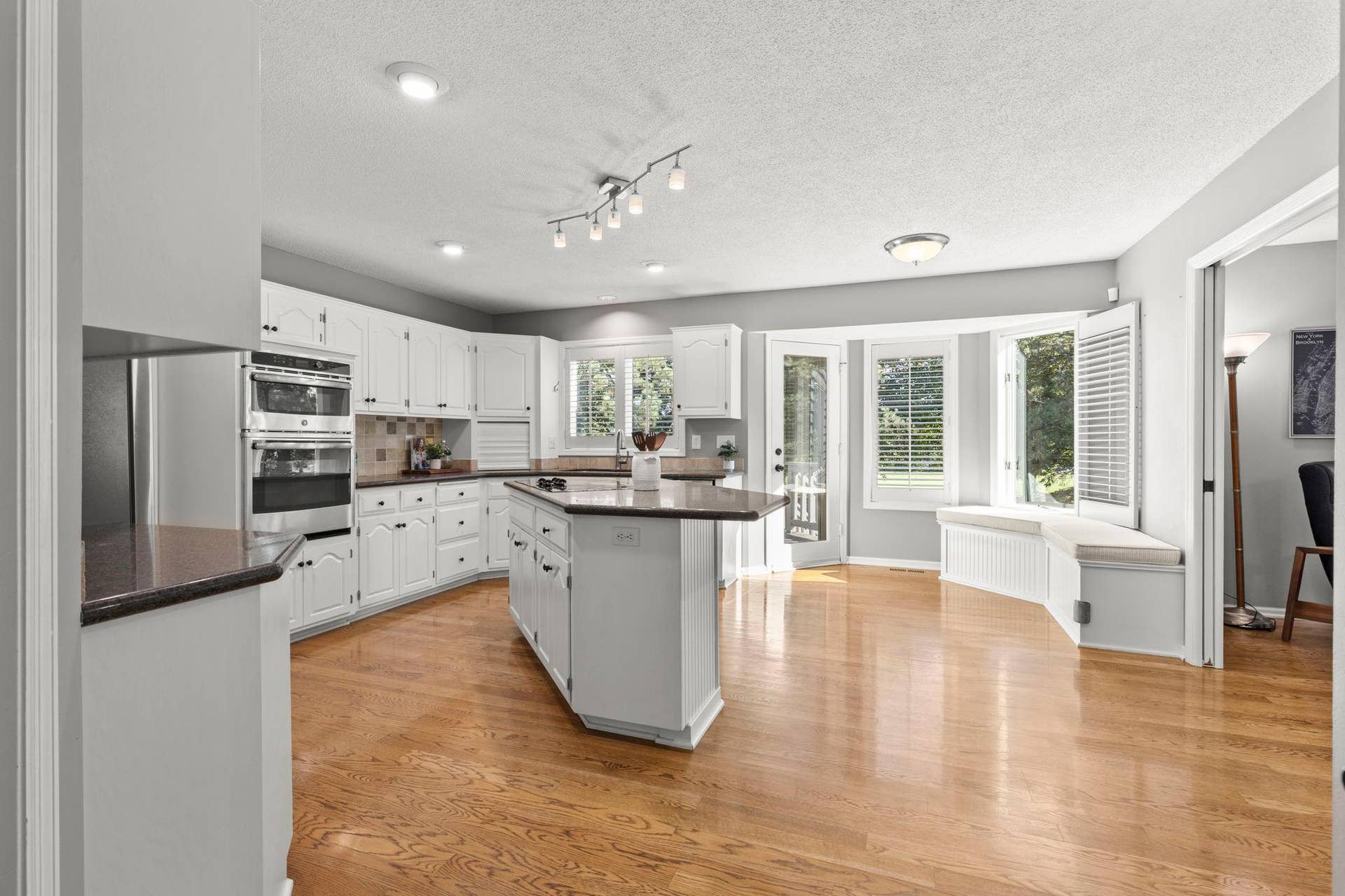 3563 Rae Lane, Woodbury, MN 55125 Oversize kitchen island