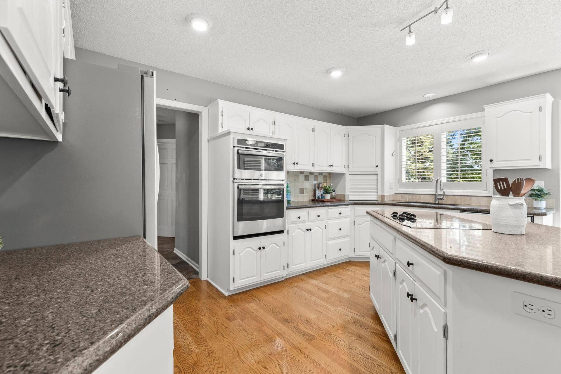 3563 Rae Lane, Woodbury, MN 55125 3563 Rae Lane, Woodbury, MN 55125