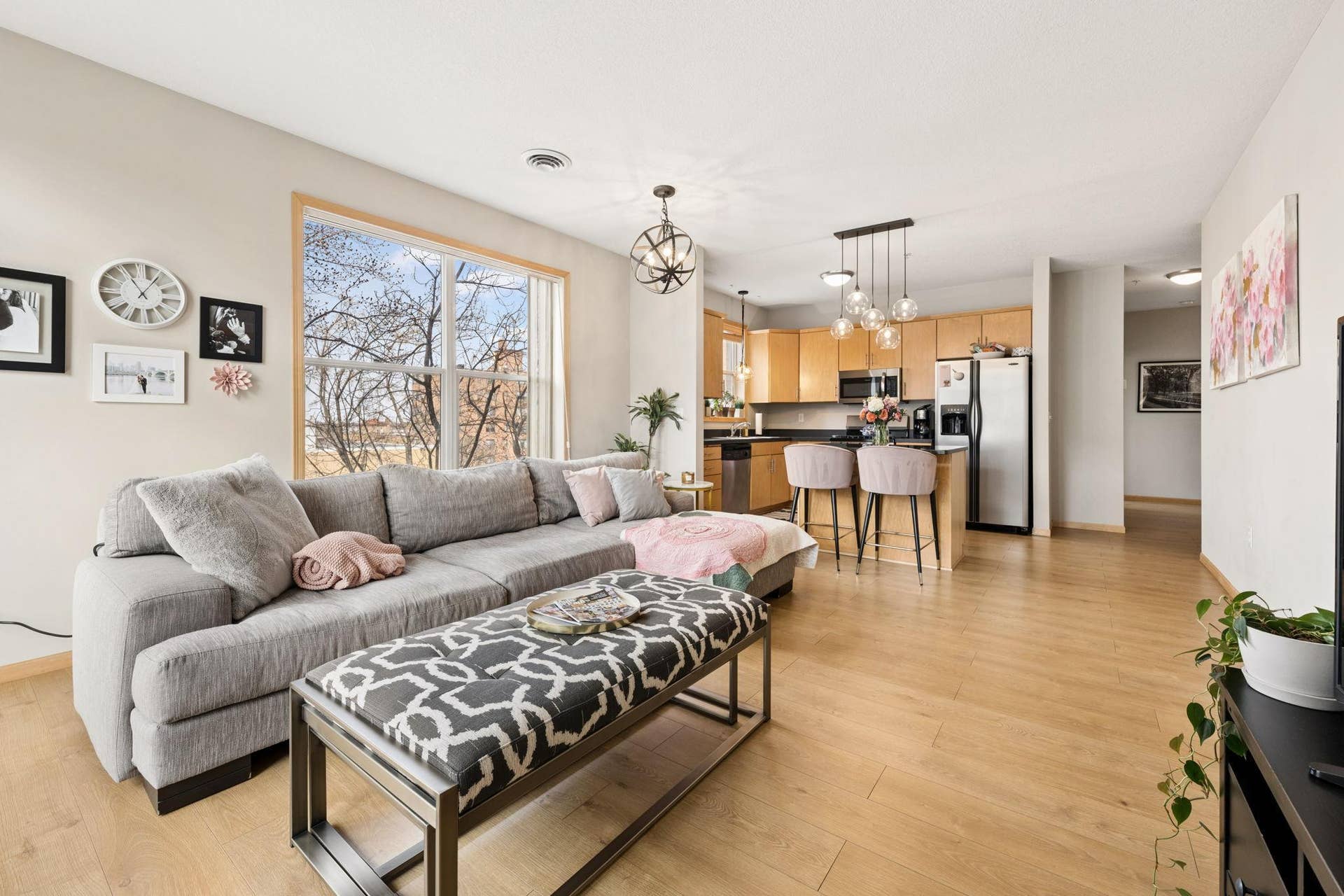 301 Oak Grove Street, #314, 45, Minneapolis, MN 55403 Welcome to 301 Oak Grove Street! Spacious corner unit.