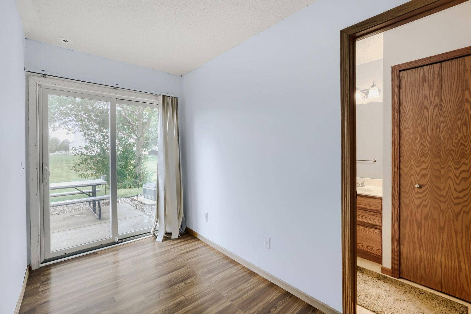 15663 Finch Avenue, Apple Valley, MN 55124 Lower-evel walkout, with second bathroom on the right.