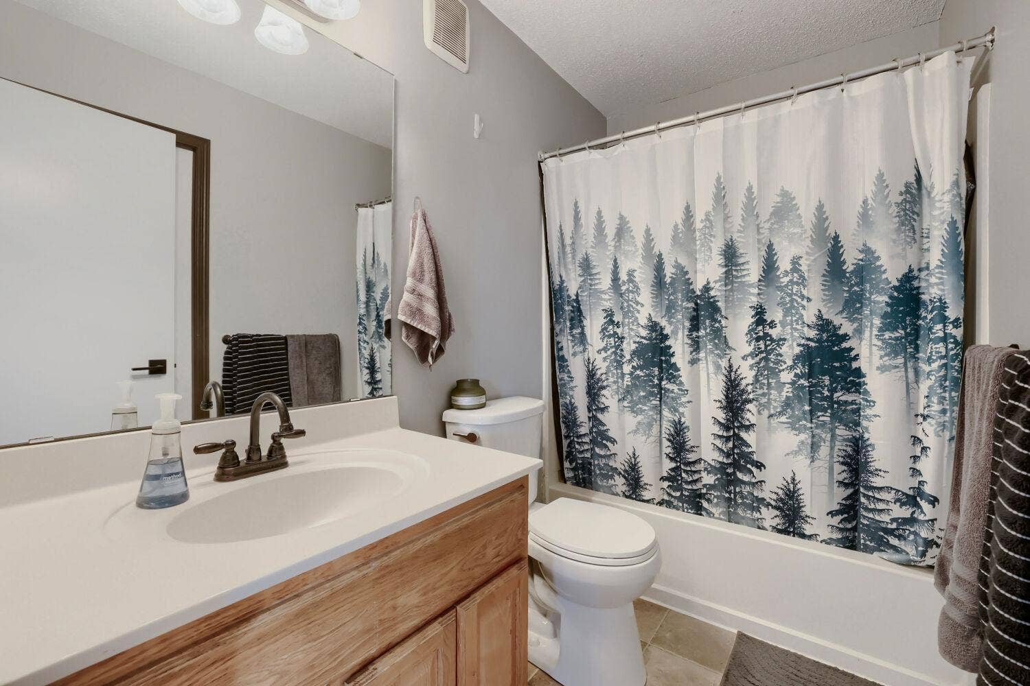 15663 Finch Avenue, Apple Valley, MN 55124 Full main-floor bathroom