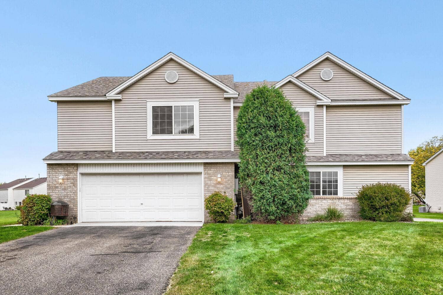 15663 Finch Avenue, Apple Valley, MN 55124 Full 2-car garage