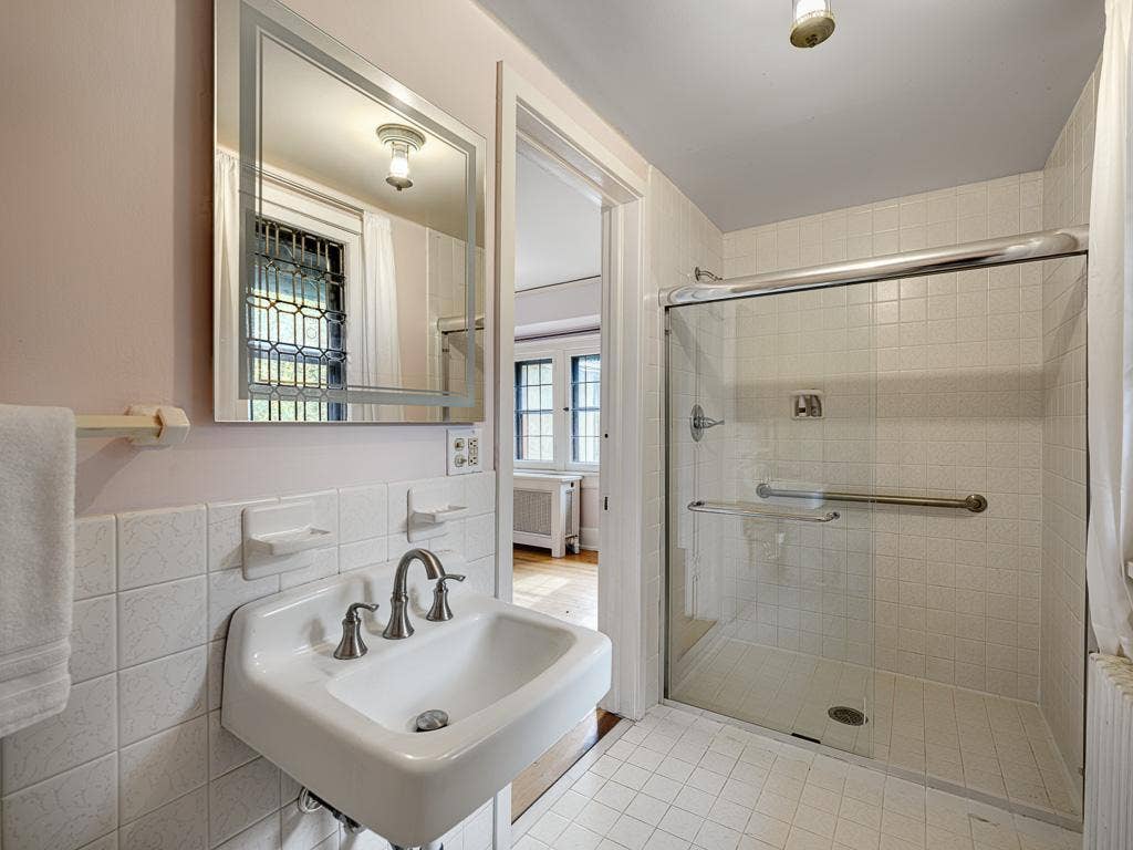 754 Linwood Avenue, 100, Saint Paul, MN 55105 37 - Bathroom.jpg