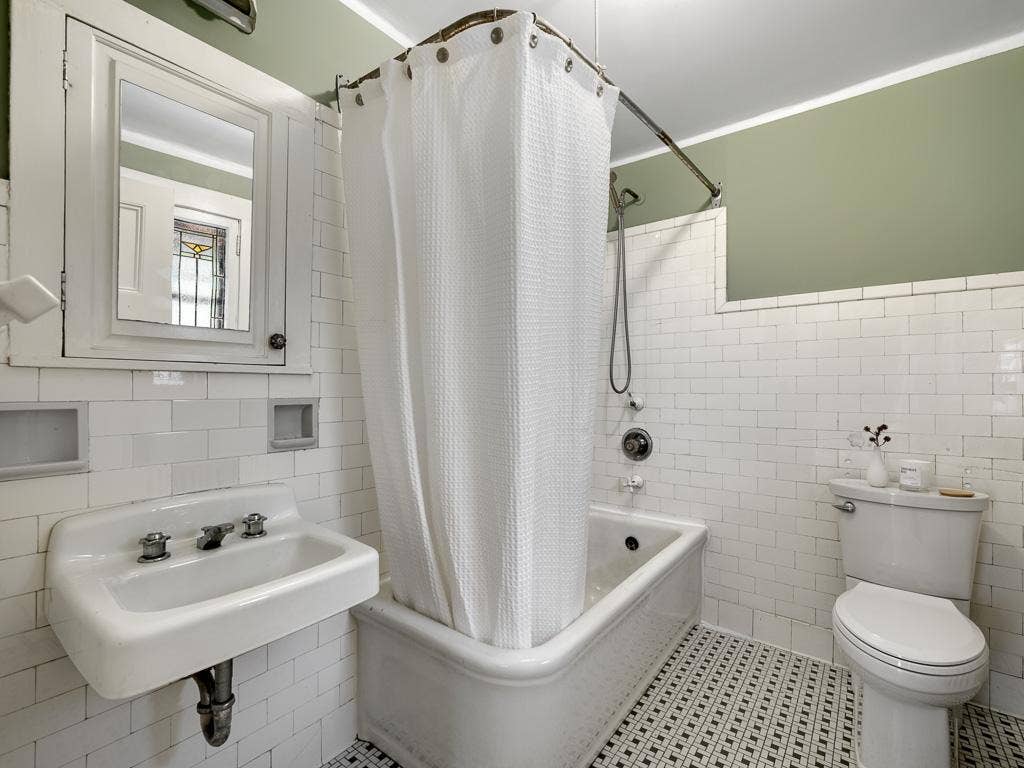 754 Linwood Avenue, 100, Saint Paul, MN 55105 35 - Bathroom.jpg