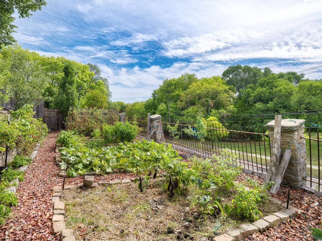 754 Linwood Avenue, 100, Saint Paul, MN 55105 18 - Garden. Gardeners will enjoy the extensive vegetable garden with full sun exposure.