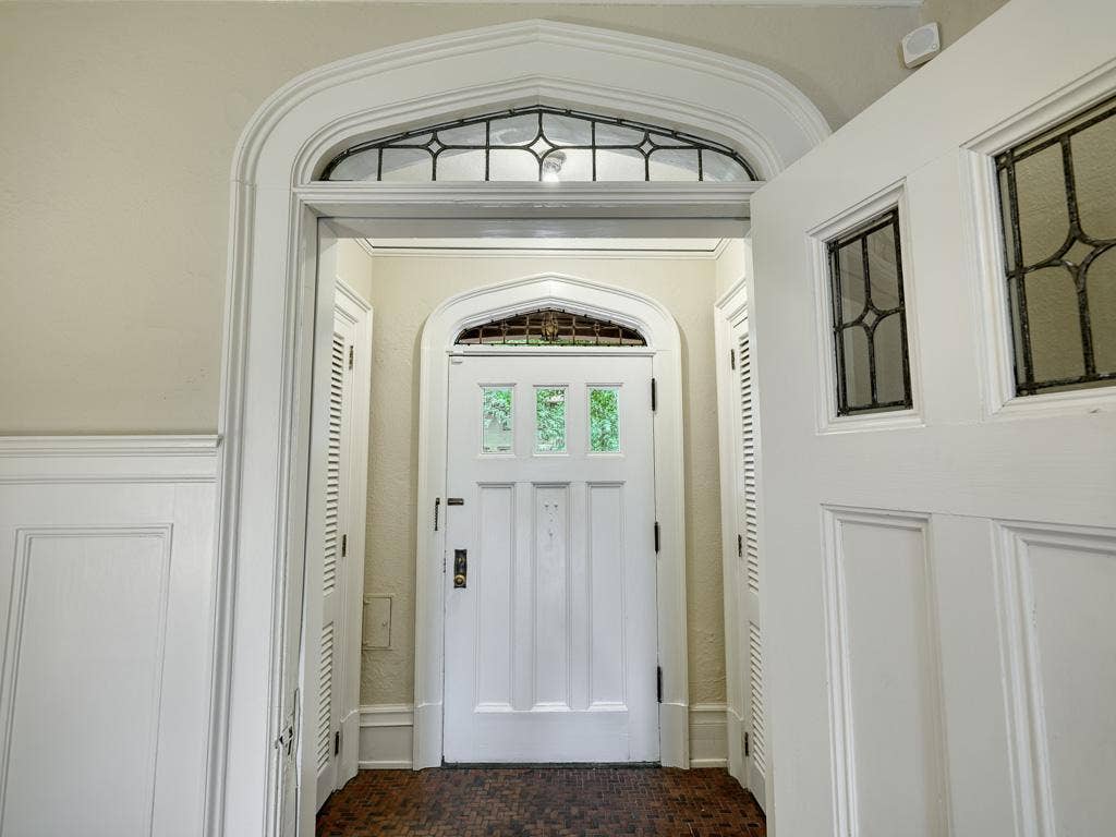 754 Linwood Avenue, 100, Saint Paul, MN 55105 6 - Foyer.jpg