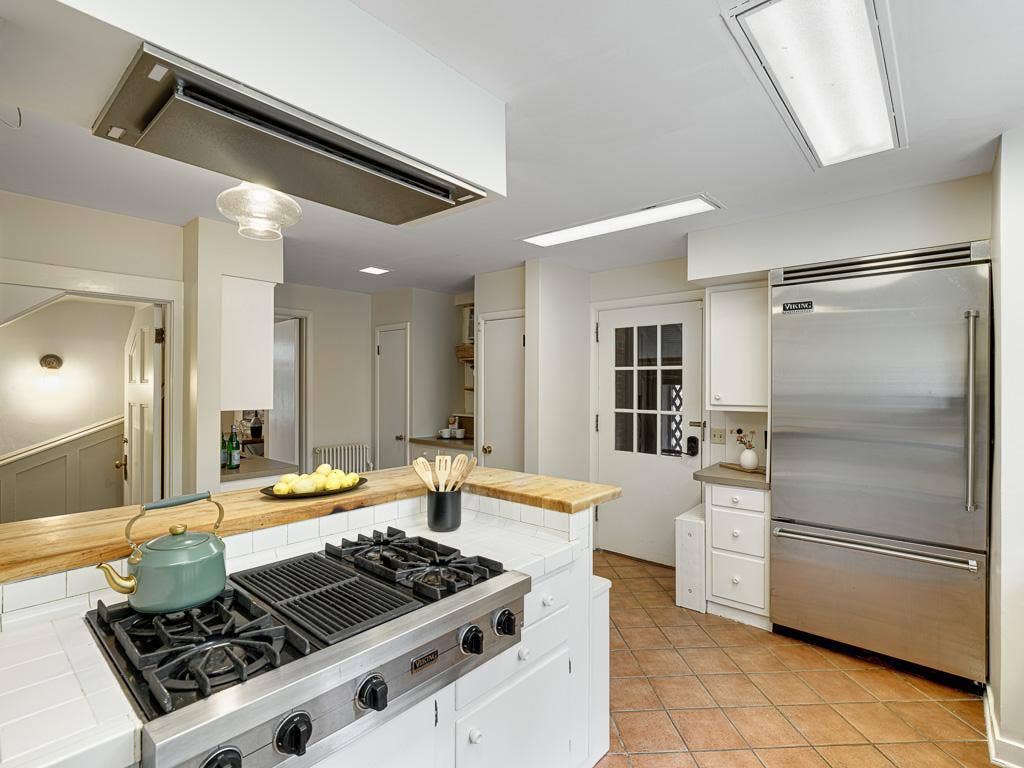 754 Linwood Avenue, 100, Saint Paul, MN 55105 19 - Kitchen.jpg