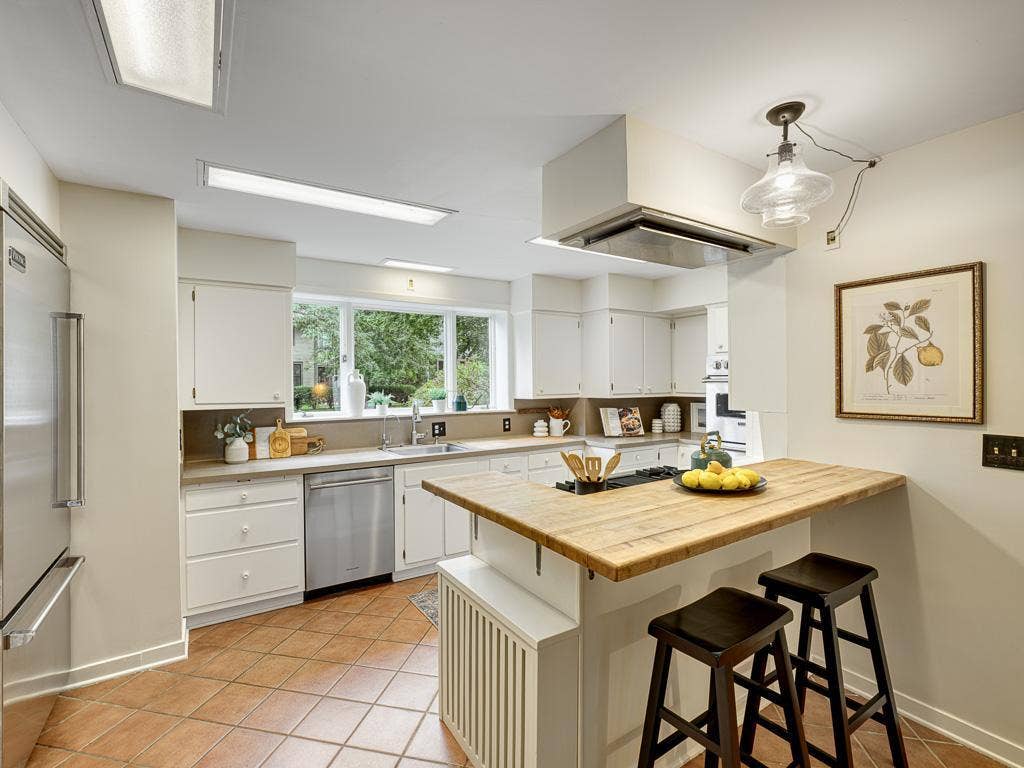 754 Linwood Avenue, 100, Saint Paul, MN 55105 17 - Kitchen.jpg