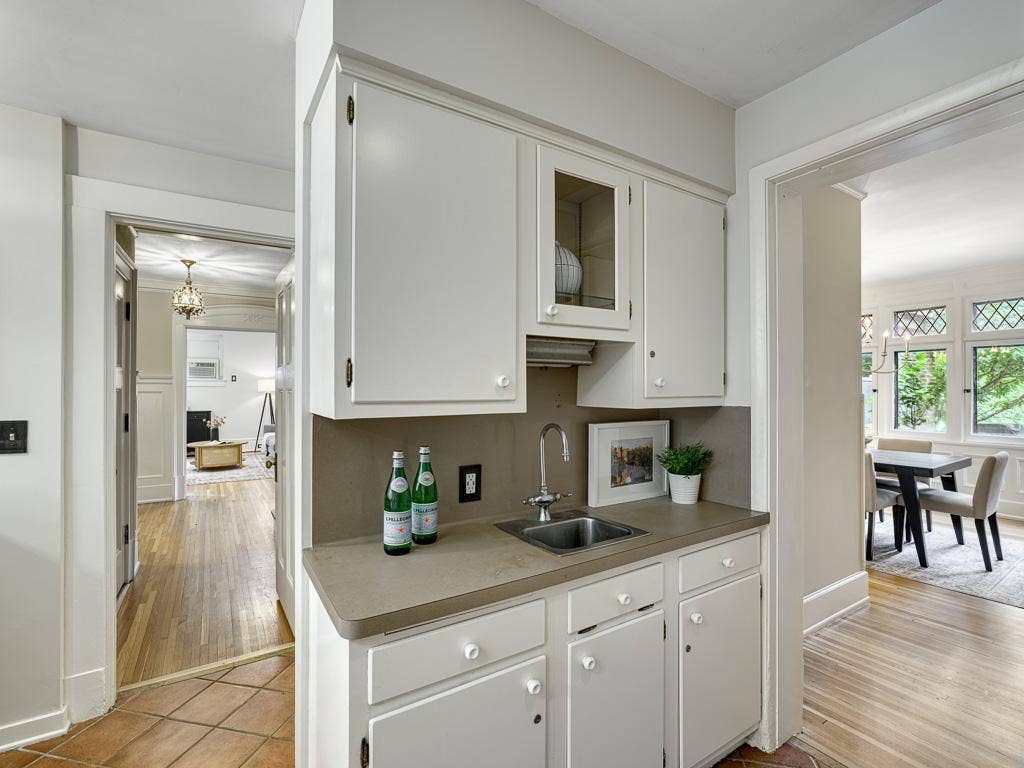754 Linwood Avenue, 100, Saint Paul, MN 55105 20 - Wet Bar.jpg