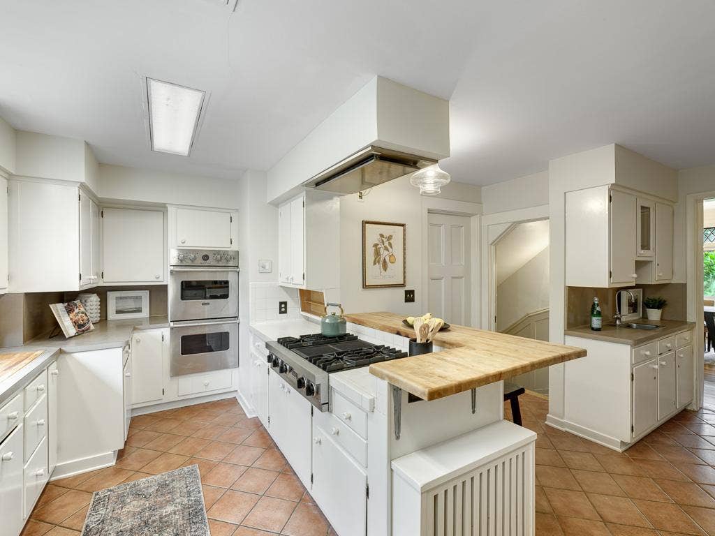 754 Linwood Avenue, 100, Saint Paul, MN 55105 18 - Kitchen.jpg