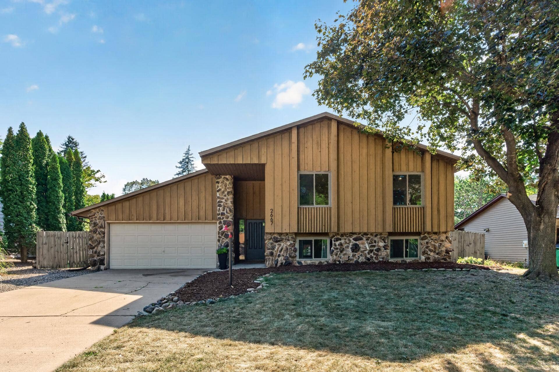 2667 Hawthorne Lane, Stillwater, MN 55082 2667 Hawthorne Lane, Stillwater, MN 55082