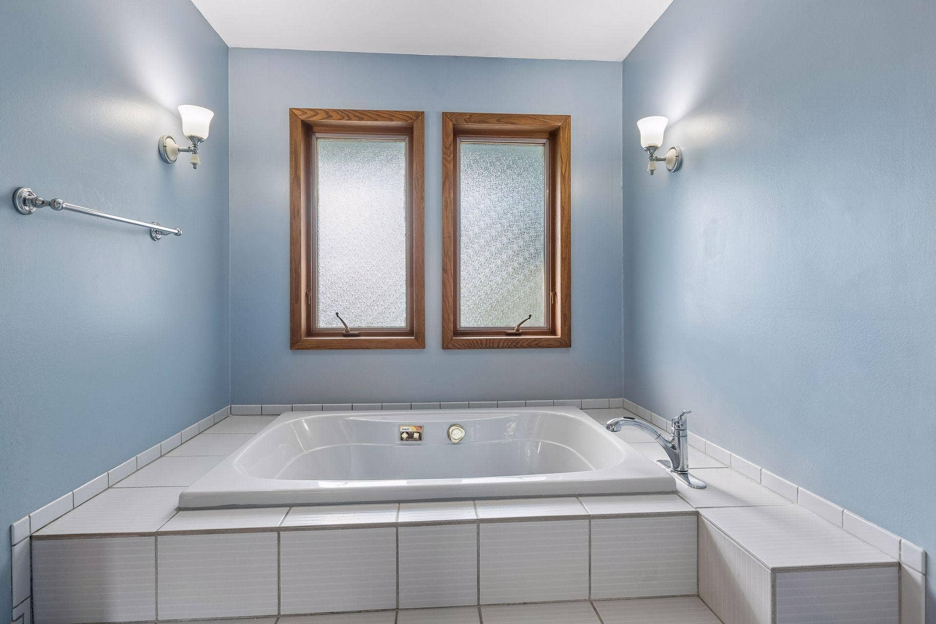 6324 Rolf Avenue, Edina, MN 55439 Primary bathroom