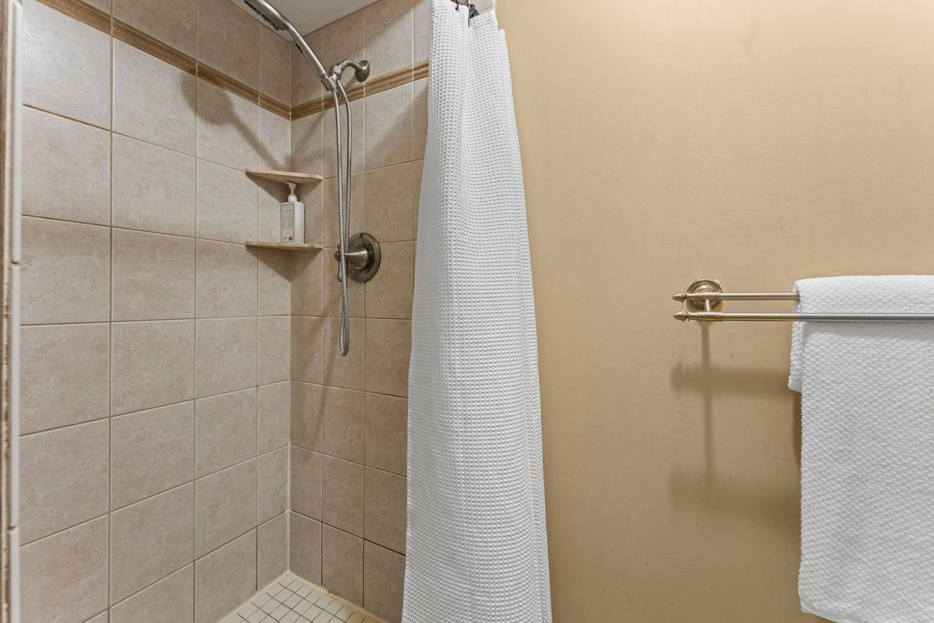 7181 Steepleview Road, Woodbury, MN 55125 The primary has it's own tiled shower and toilet.