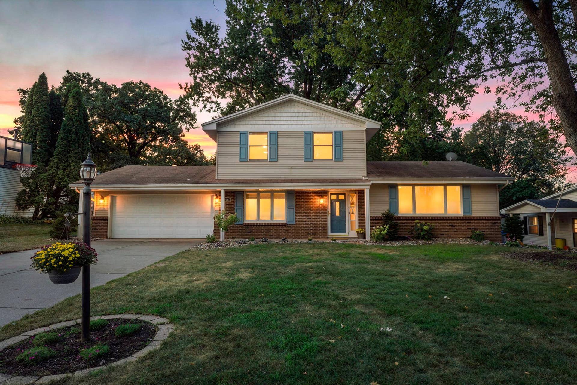 7181 Steepleview Road, Woodbury, MN 55125 Welcome to all that your next home has to offer! Mature trees, a concrete driveway, and updated landscaping are just a few items that will catch your eye as soon as you walk up.