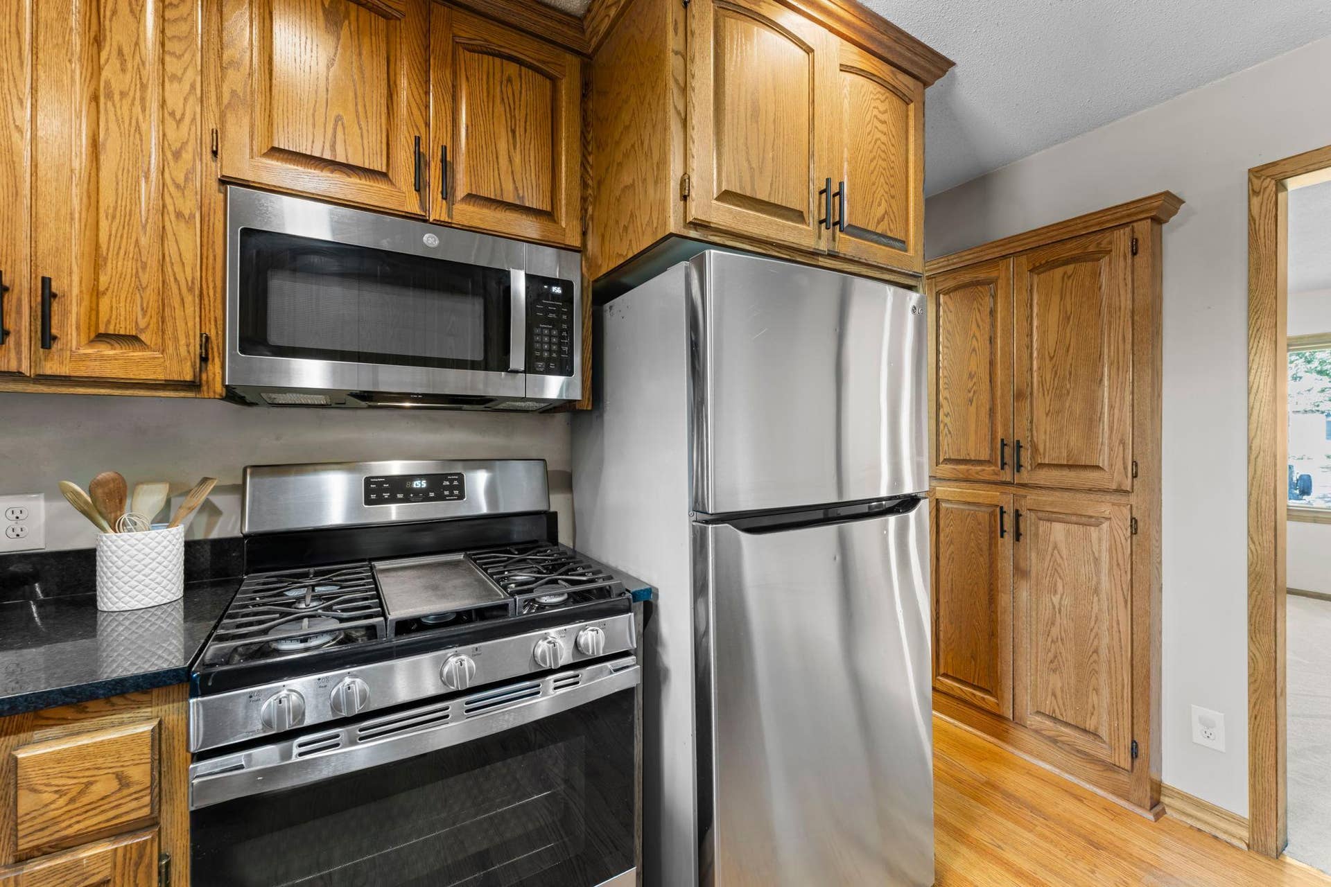 7181 Steepleview Road, Woodbury, MN 55125 Most of the appliances are newer including the gas stove. Notice the pantry in the hallway for additional storage space!
