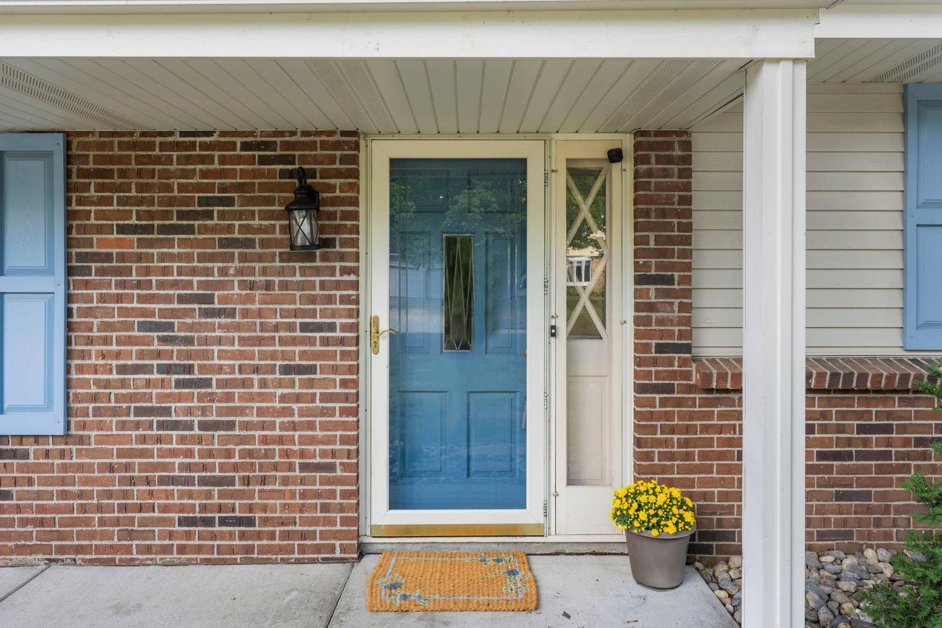 7181 Steepleview Road, Woodbury, MN 55125 Beyond the front door, you will appreciate the updated look yet timeless charm this home has to offer.