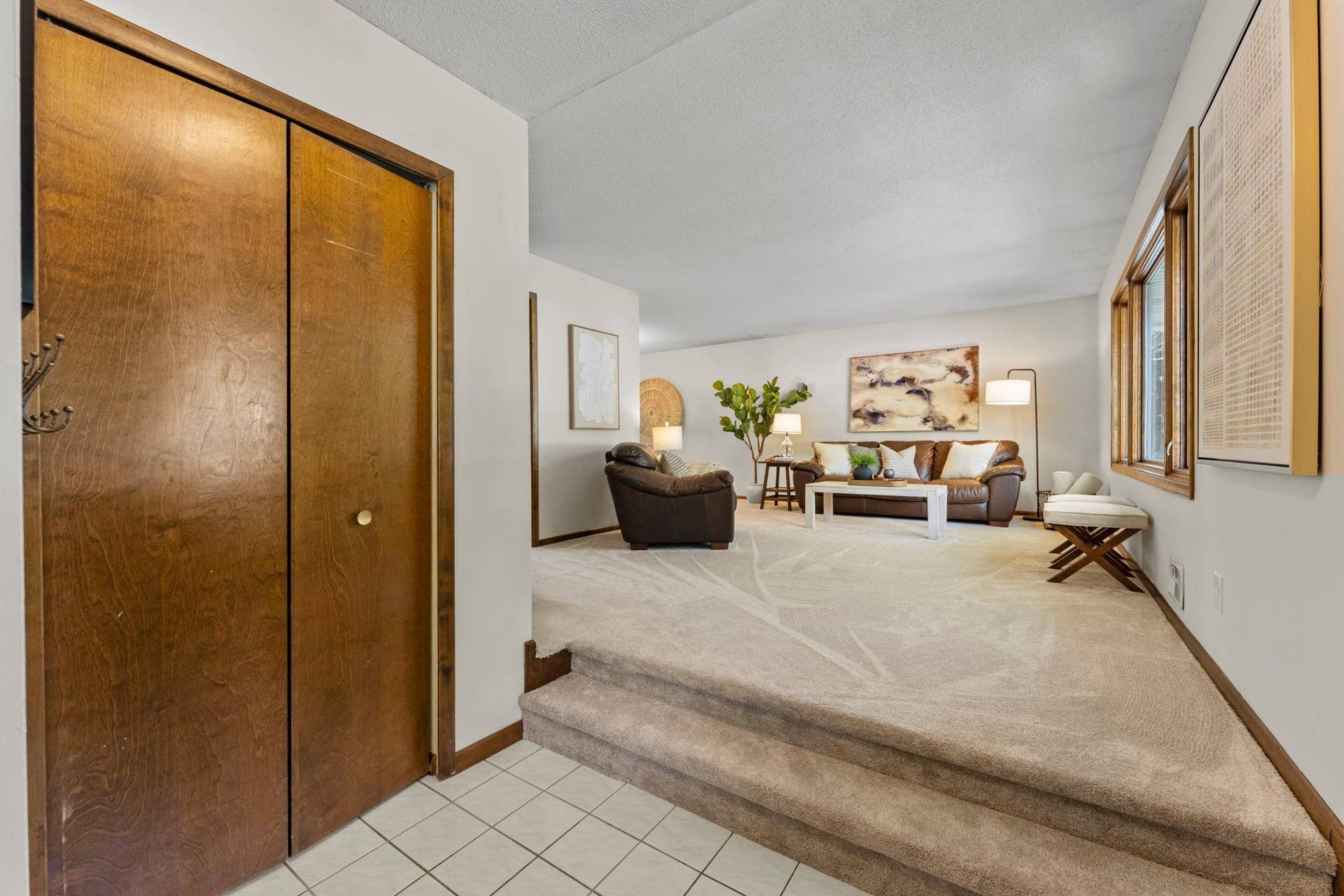 7181 Steepleview Road, Woodbury, MN 55125 Step into the living room and feel the brand new plush carpet underneath your feet.