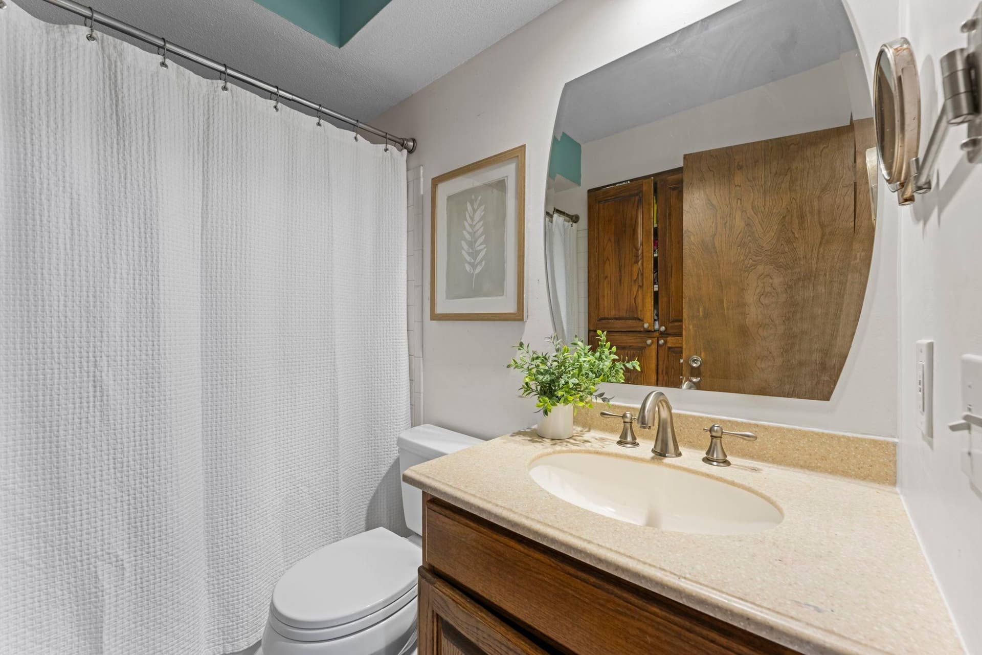 7181 Steepleview Road, Woodbury, MN 55125 The full bathroom on the upper level.
