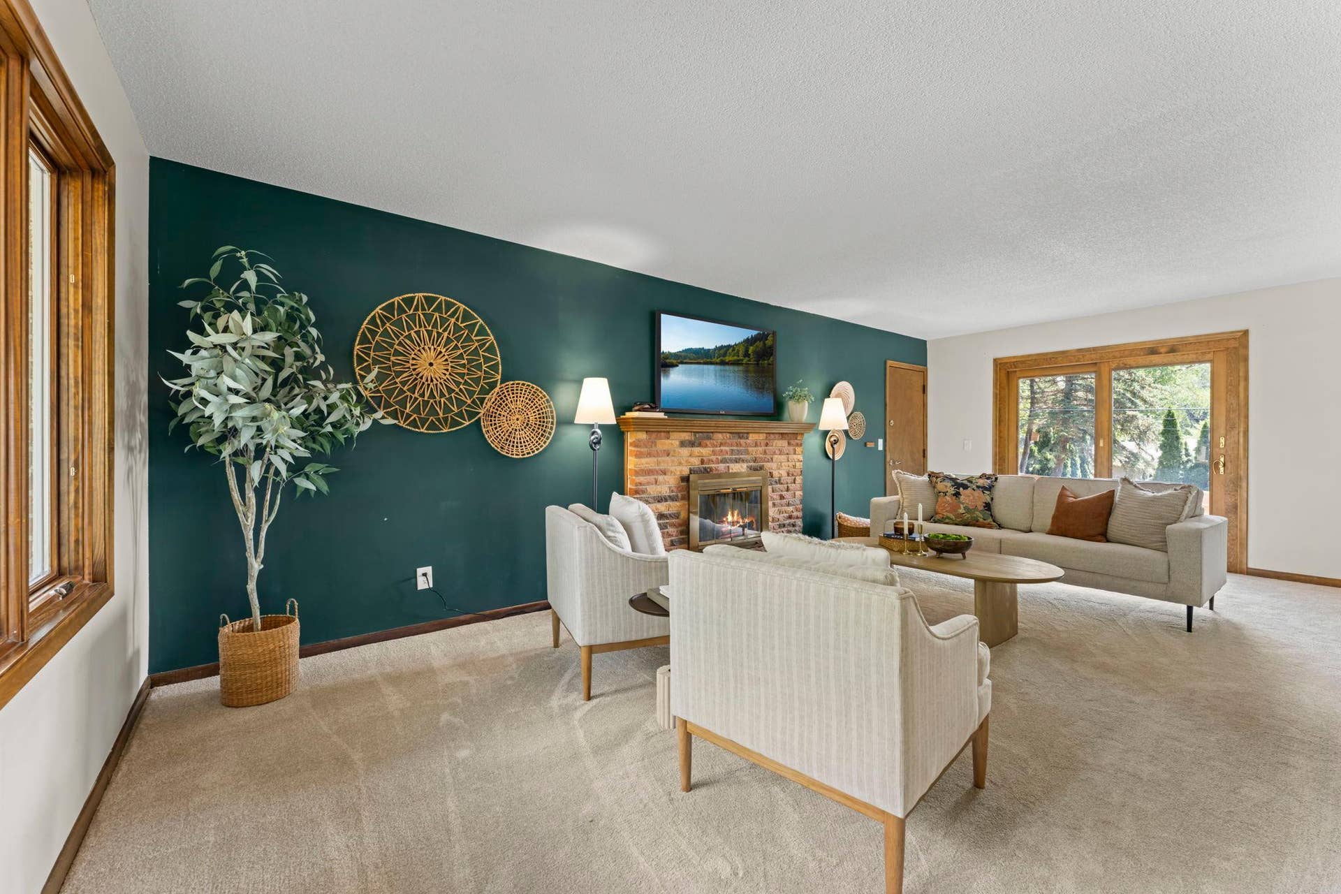 7181 Steepleview Road, Woodbury, MN 55125 No need to head to another level for extra living space! This expansive main-level family room offers the perfect place to gather, entertain guests, or simply relax and enjoy time together.