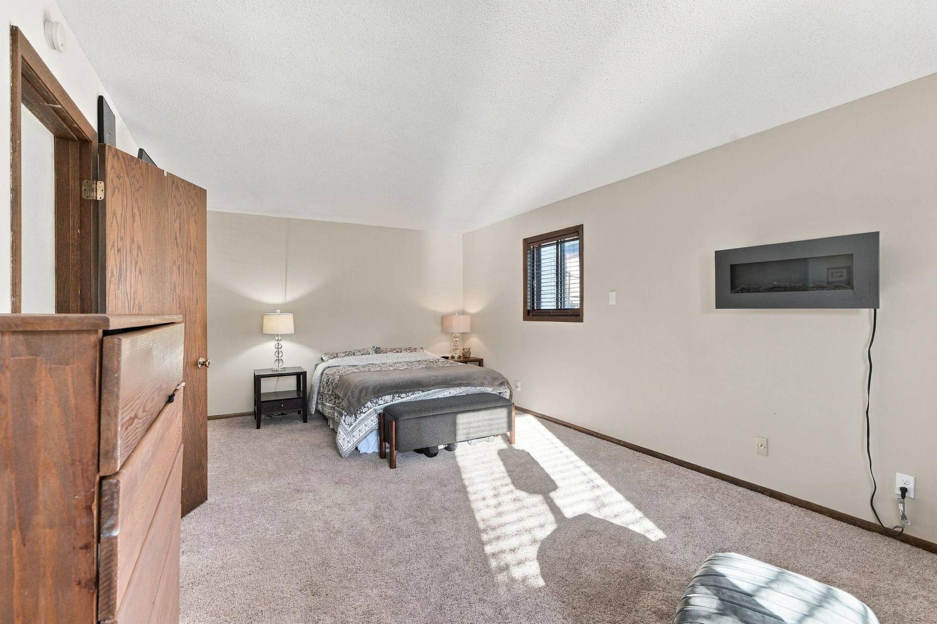 7294 Vista Court, Eden Prairie, MN 55346 Huge bedroom 21' x 12'