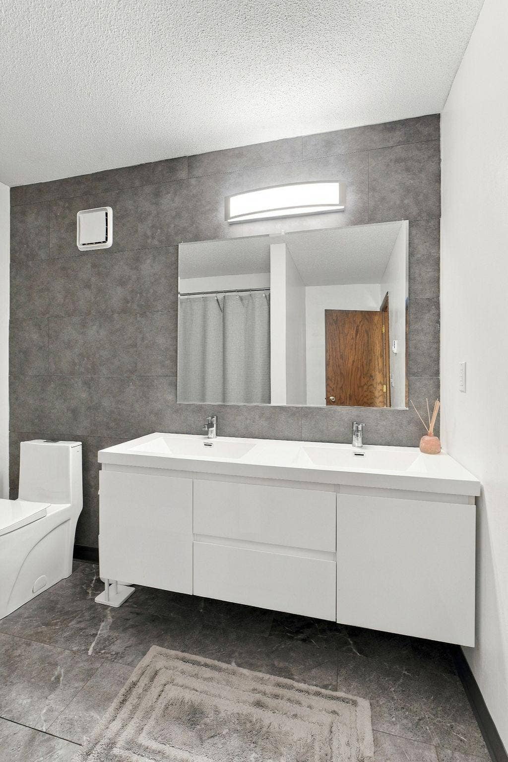 7294 Vista Court, Eden Prairie, MN 55346 Updated New bathroom