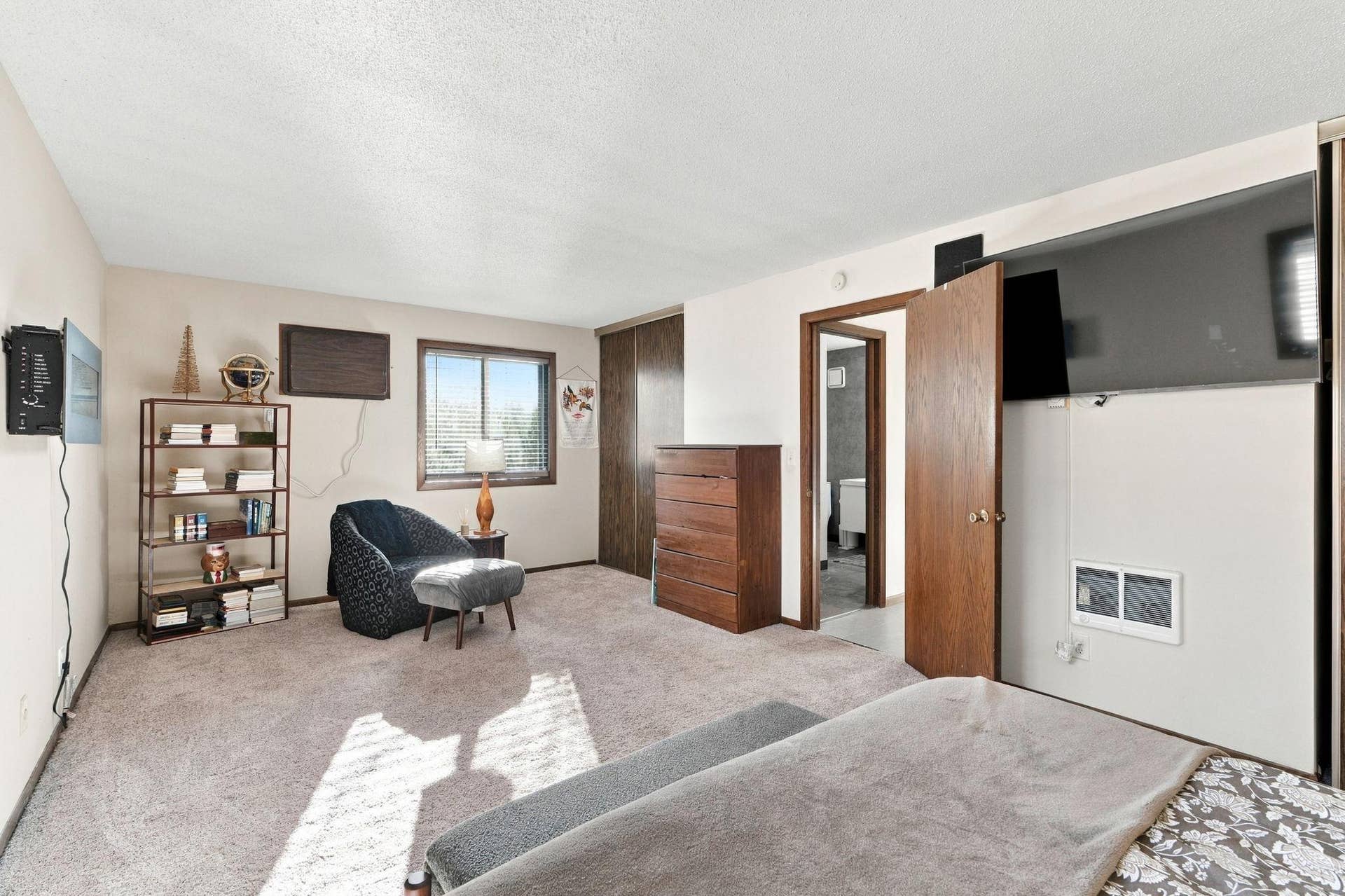 7294 Vista Court, Eden Prairie, MN 55346 Huge bedroom 21' x 12'